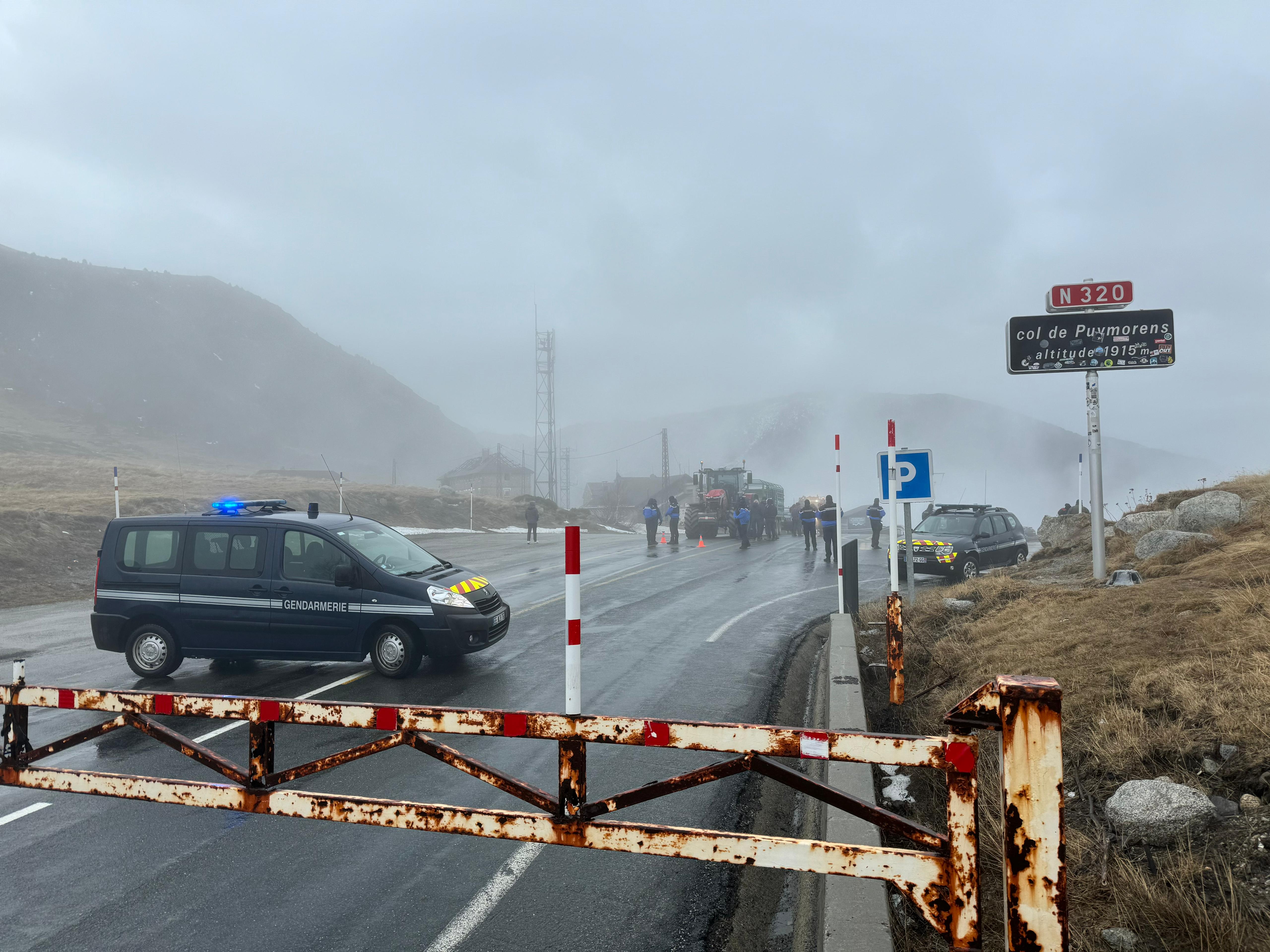 Els gendarmes han tallat el pas dels tractors al coll de Pimorent.