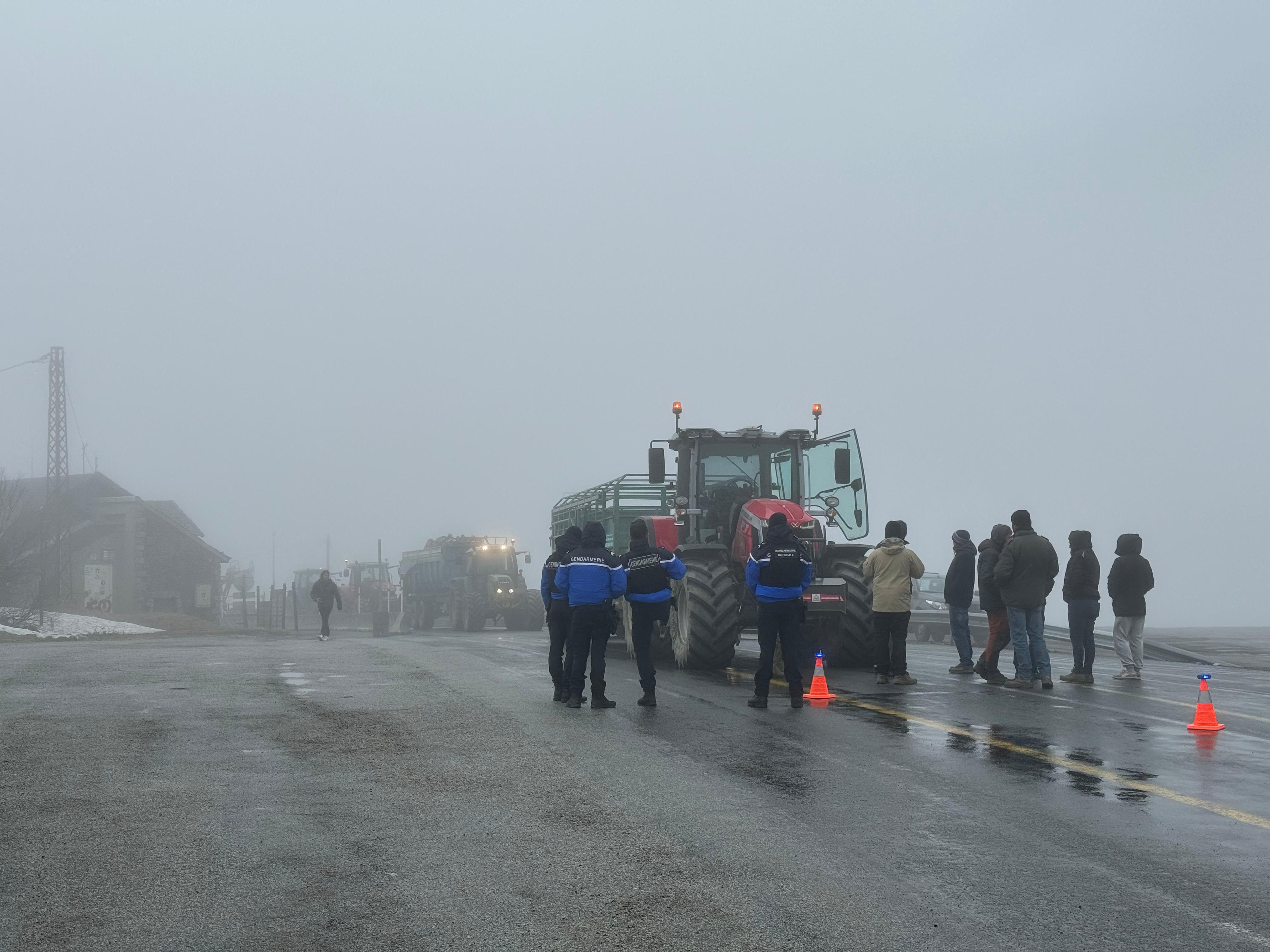 Els tractors dels agricultors francesos a l'accés de l Coll de Pimorent.
