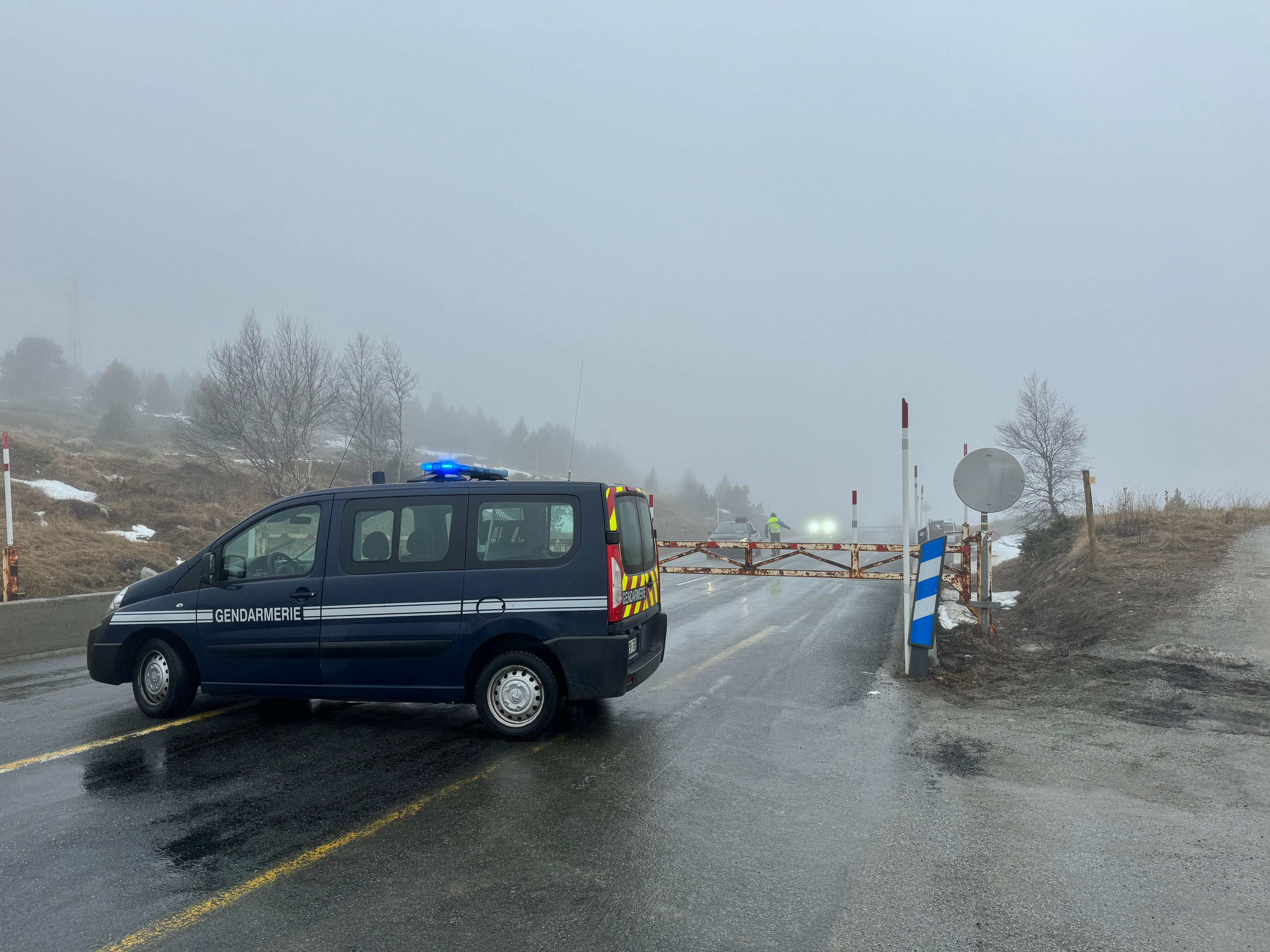 La gerndermeria tallant l'accés al Coll de Pimorent.