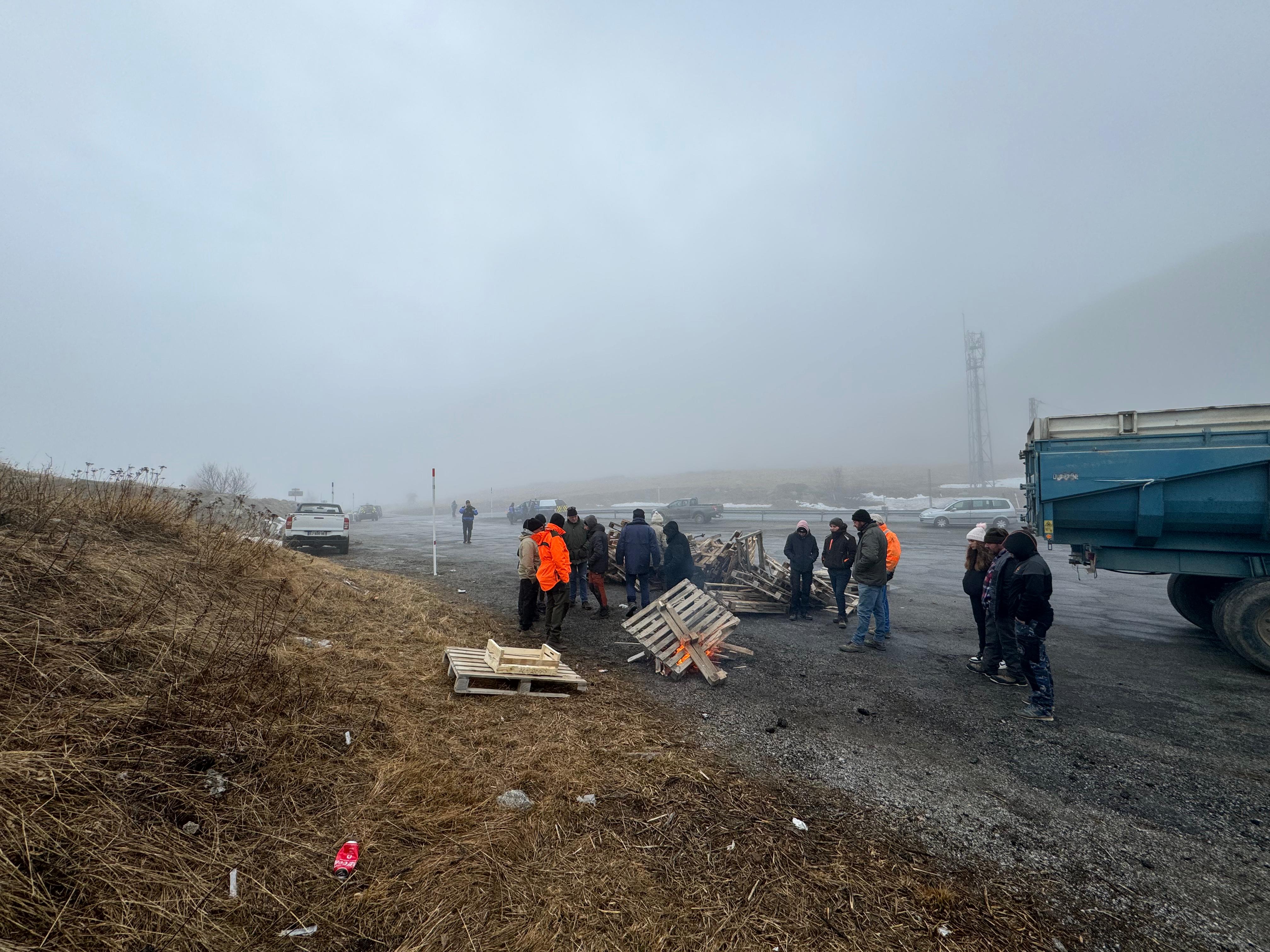 Els agricultors francesos encenent foc per escalfar se i preparar el menjar.