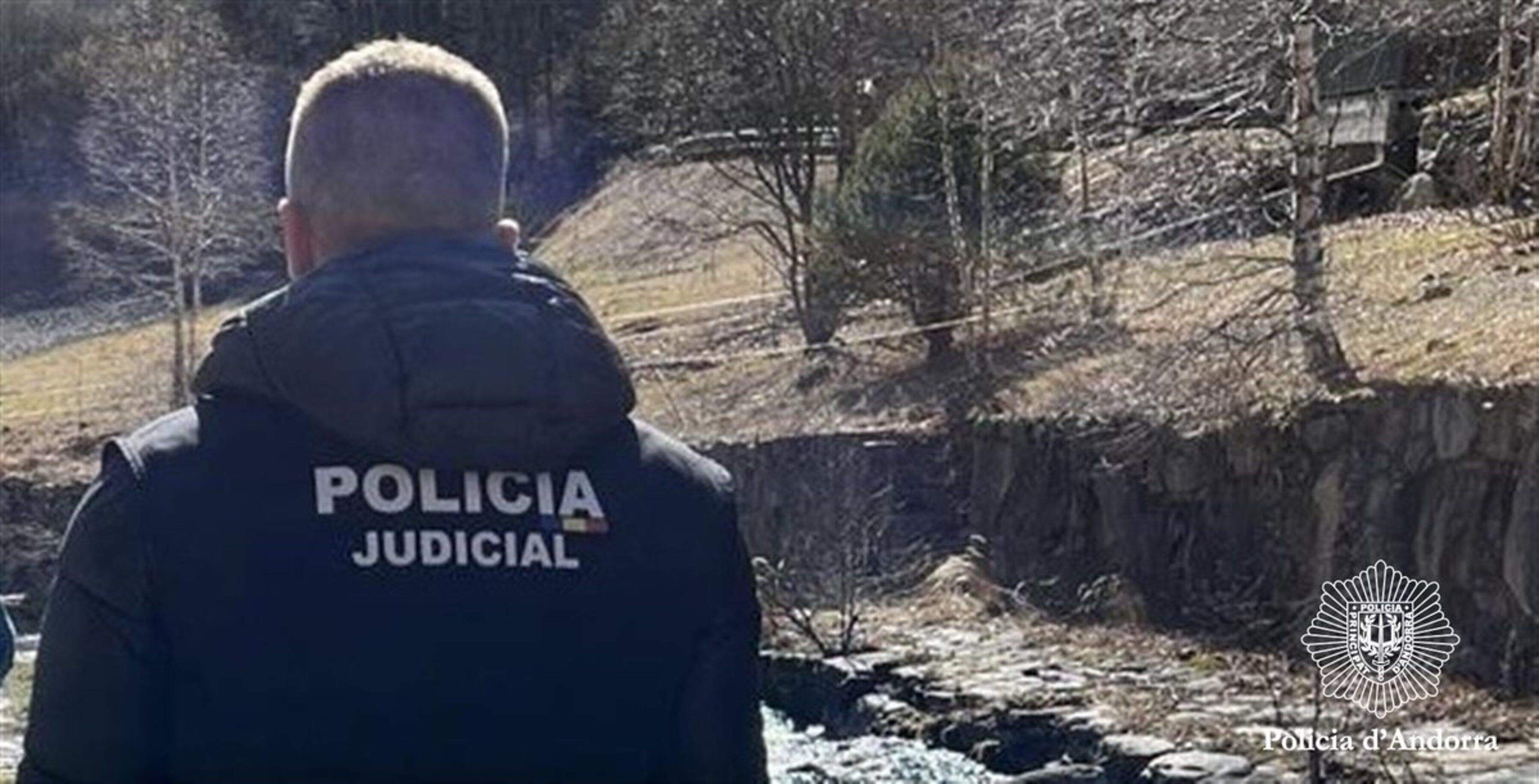 Un agent en funcions de policia judicial aquest dimecres a Arinsal.