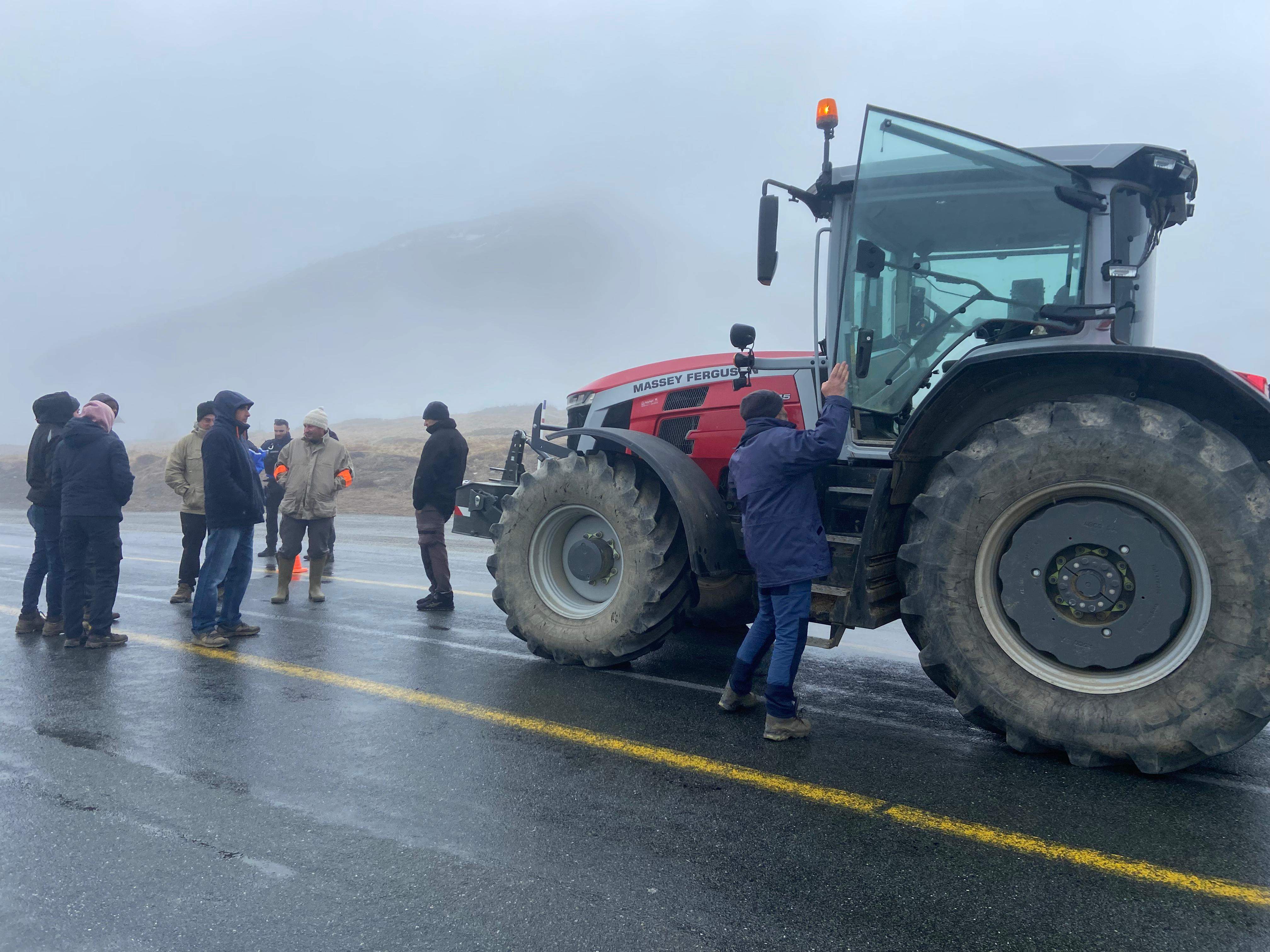 Els pagesos de la Cerdanya francesa es resguarden del fred mentre esperen ordres de la policia.