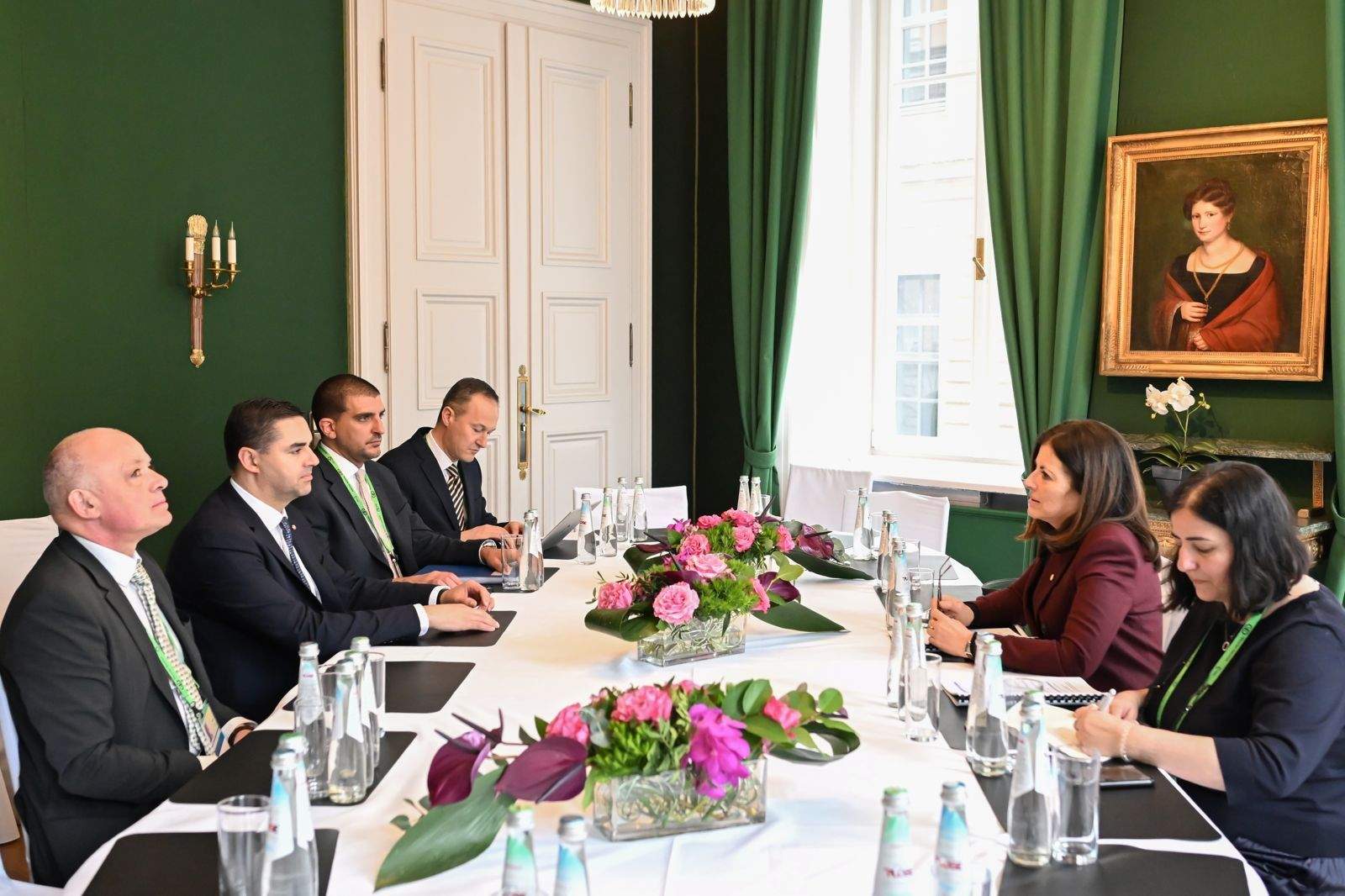 Imma Tor durant la reunió amb Ian Borg.