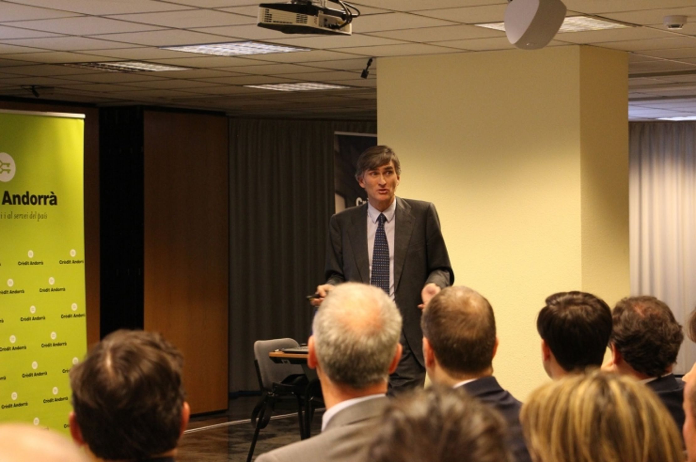 Francisco García Paramés en una xerrada al Crèdit Centre.
