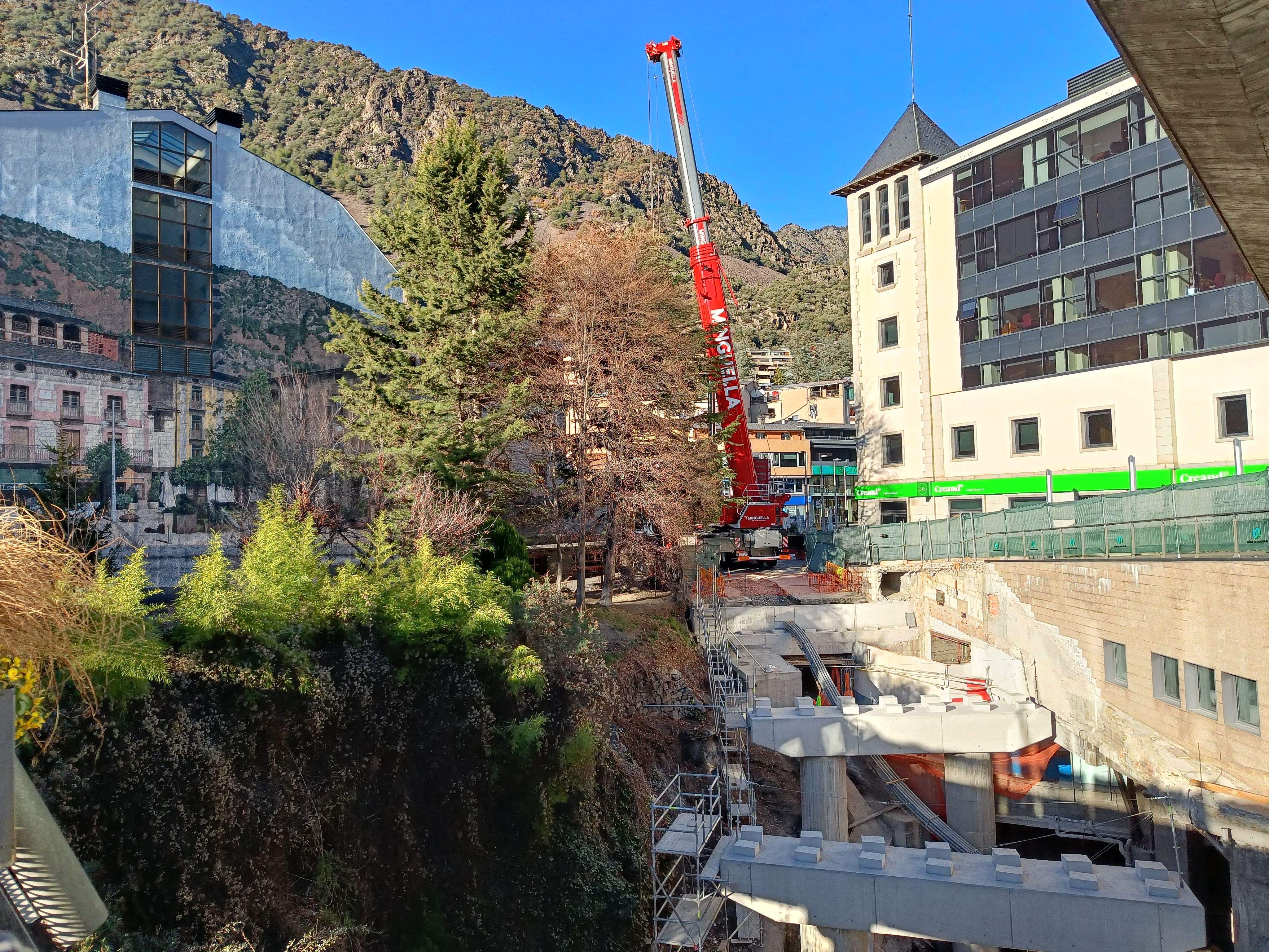 La grua de grans dimensions que col·locarà les noves bigues al viaducte. La grua de grans dimensions que col·locarà les noves bigues al viaducte.