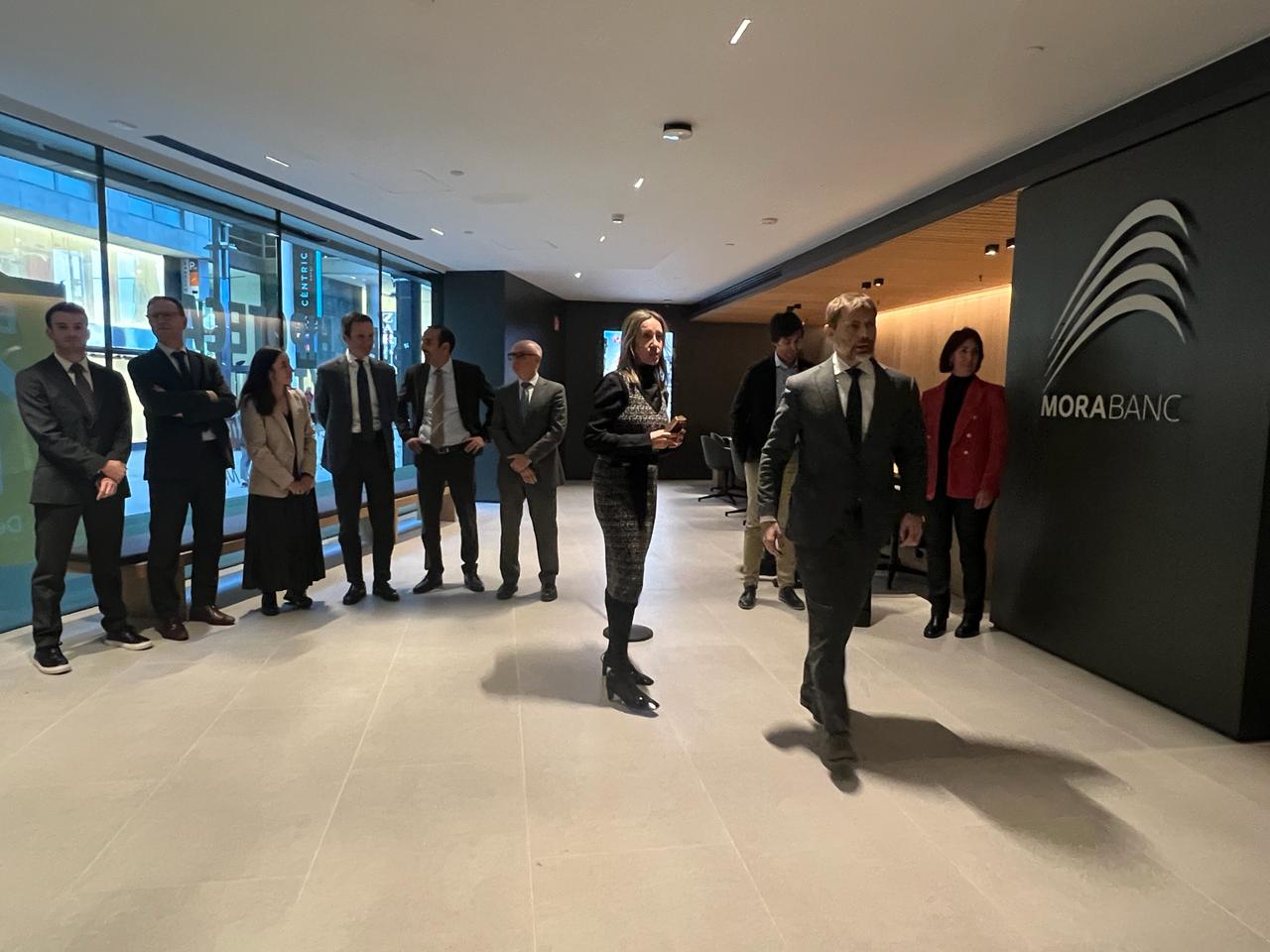 El CEO de MoraBanc, Lluís Alsina, s'avança pocs minuts abans de la inauguració oficial de l'oficina renovada.