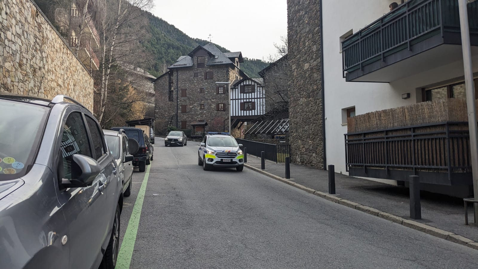 La patrulla policial marxant del lloc després del primer reconeixement. La patrulla policial marxant del lloc després del primer reconeixement.