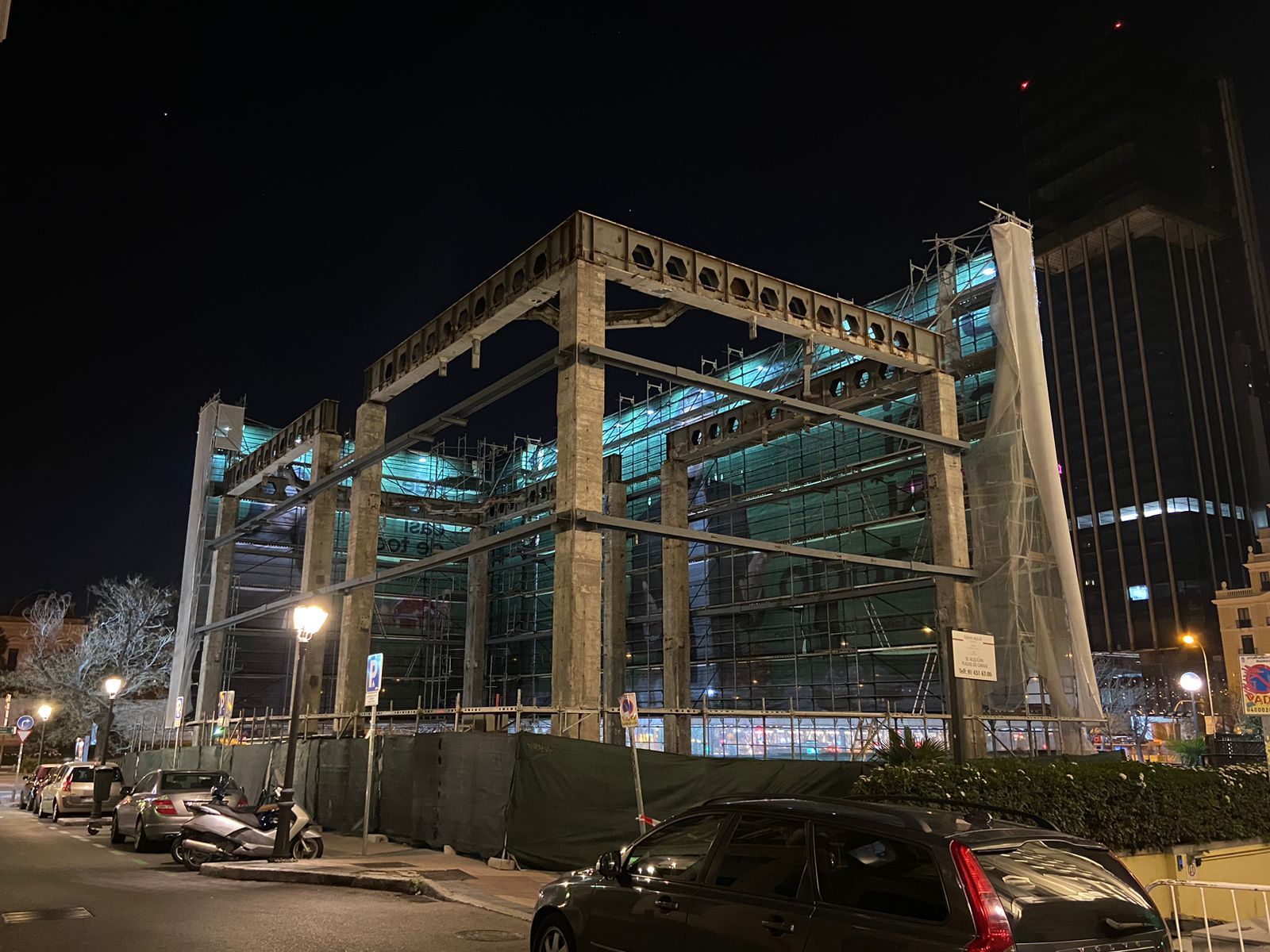 Estat actual de l'edifici que havia acollit Banco Madrid, i que l'administració andorrana va acabar mal venent.