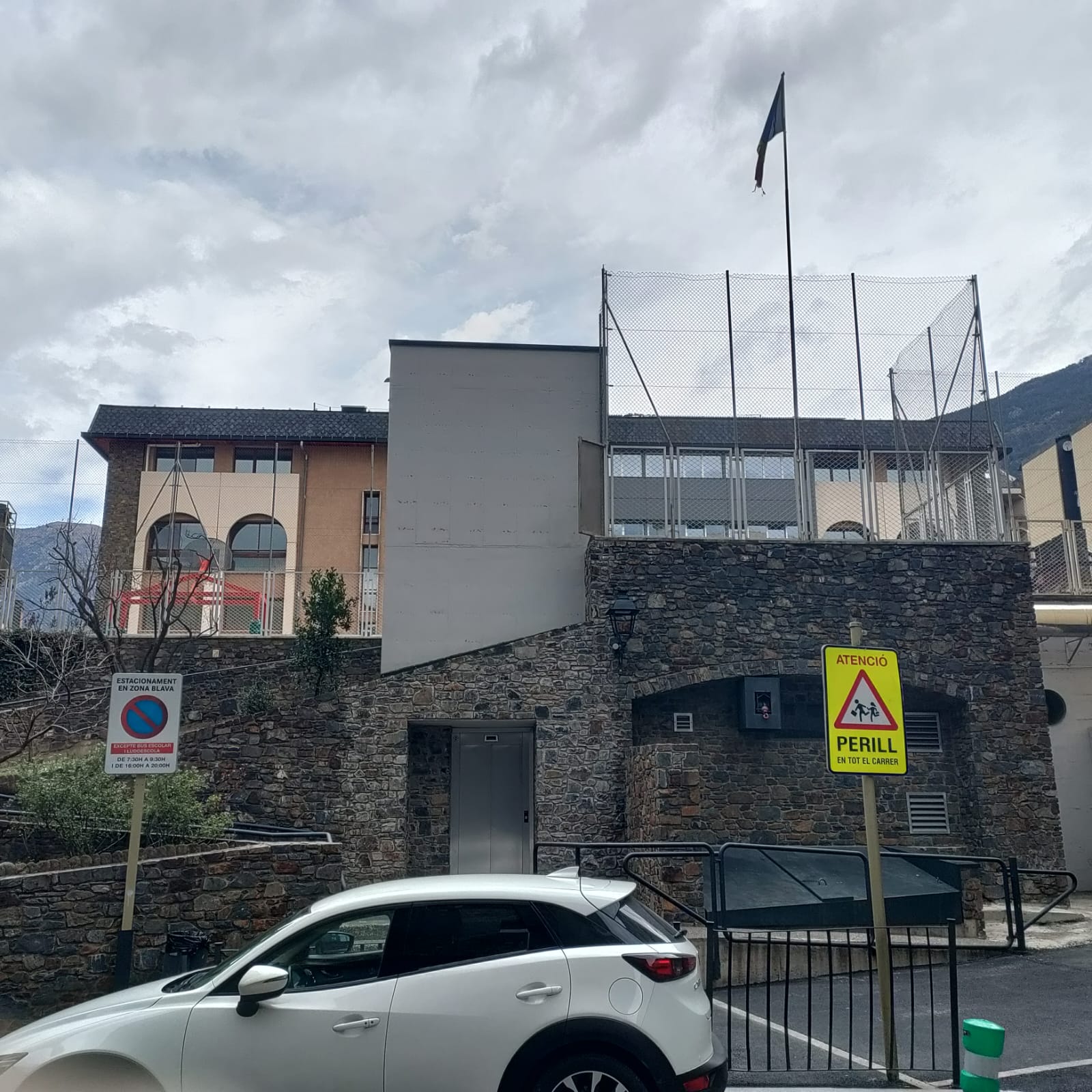 Una vista del centre escolar des de l'exterior.