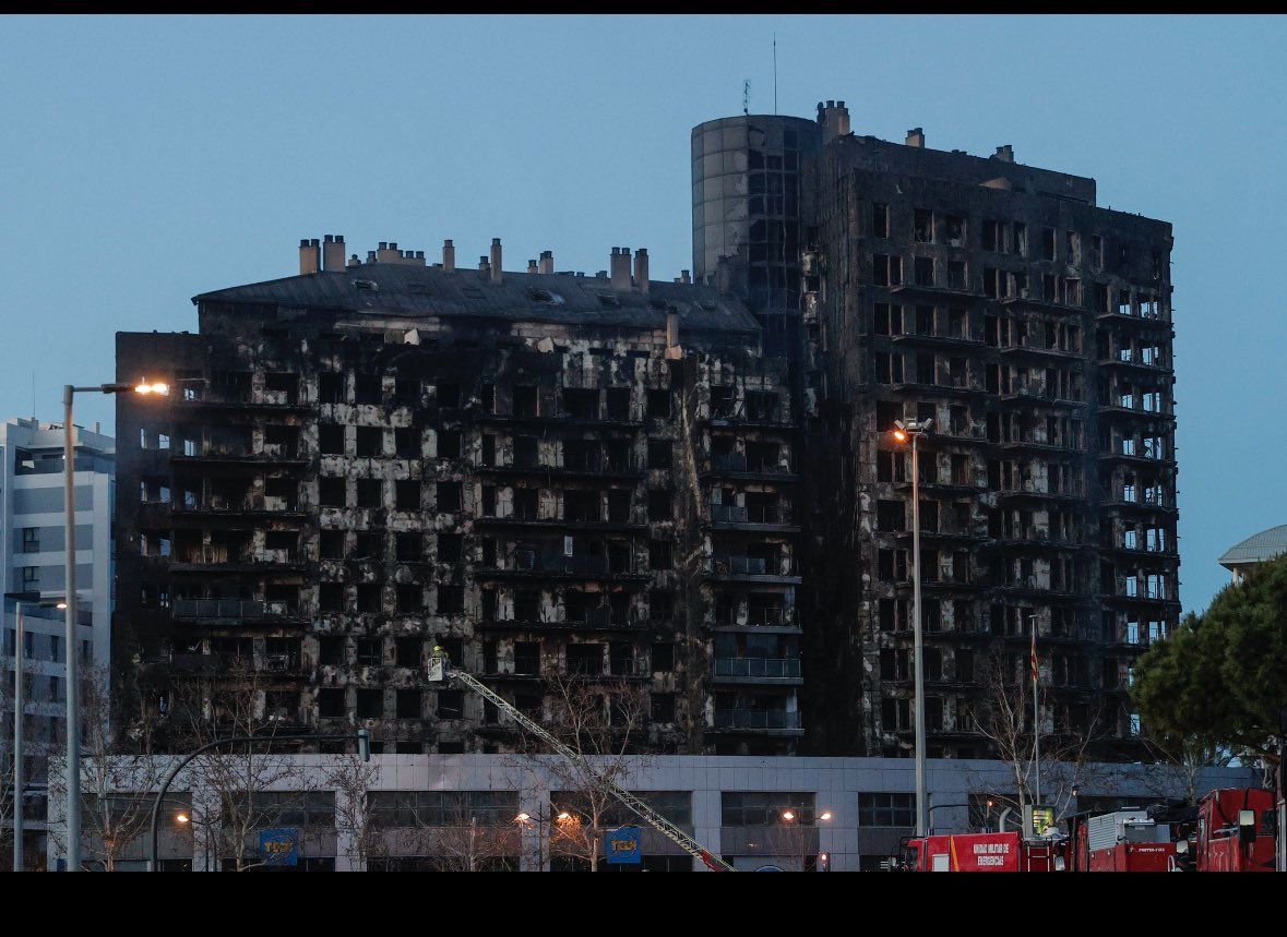 L'edifici de València afectat per les flames.