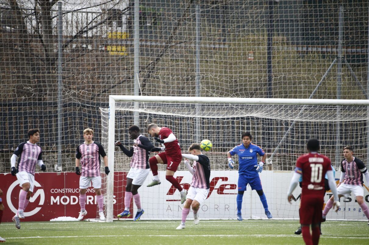 Una disputa del partit entre Carroi i Atlètic Escaldes. Una disputa del partit entre Carroi i Atlètic Escaldes.
