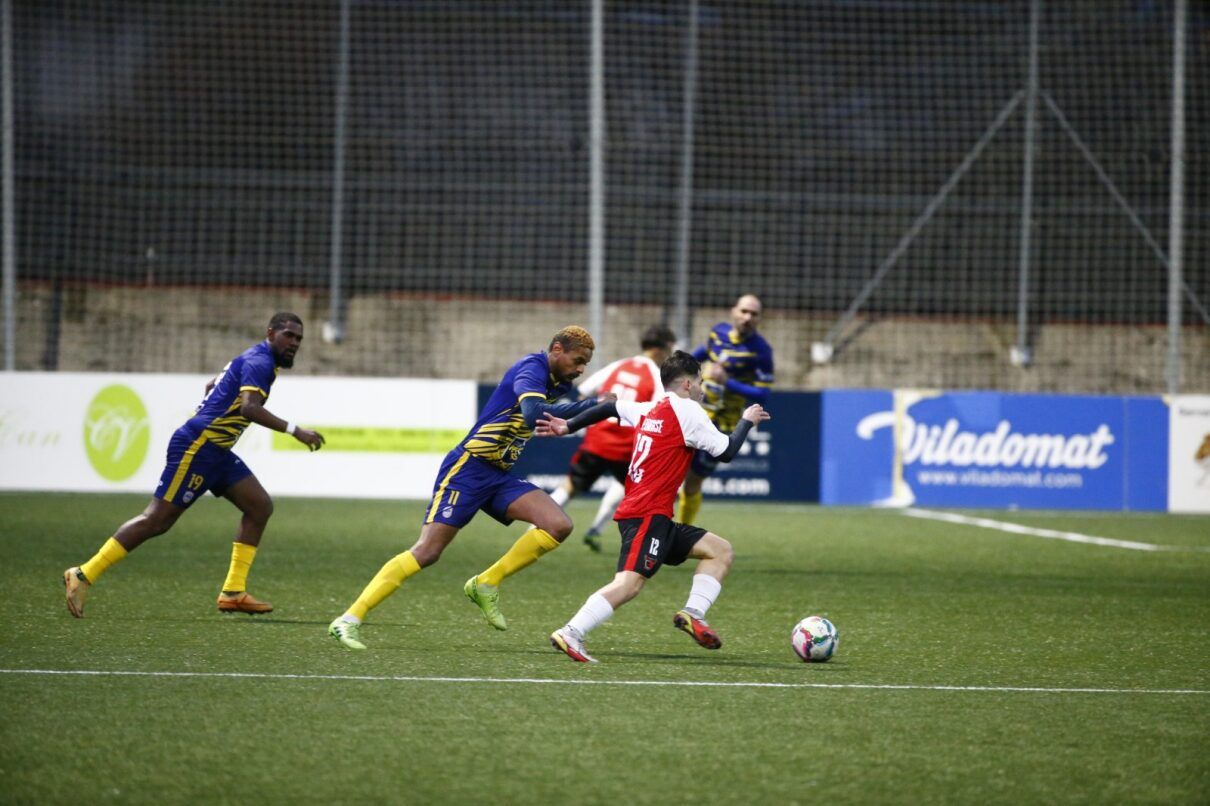 Gabriel Garcia (Penya) prova d'escapar de la pressió de Martins (Pas de la Casa). Gabriel Garcia (Penya) prova d'escapar de la pressió de Martins (Pas de la Casa).