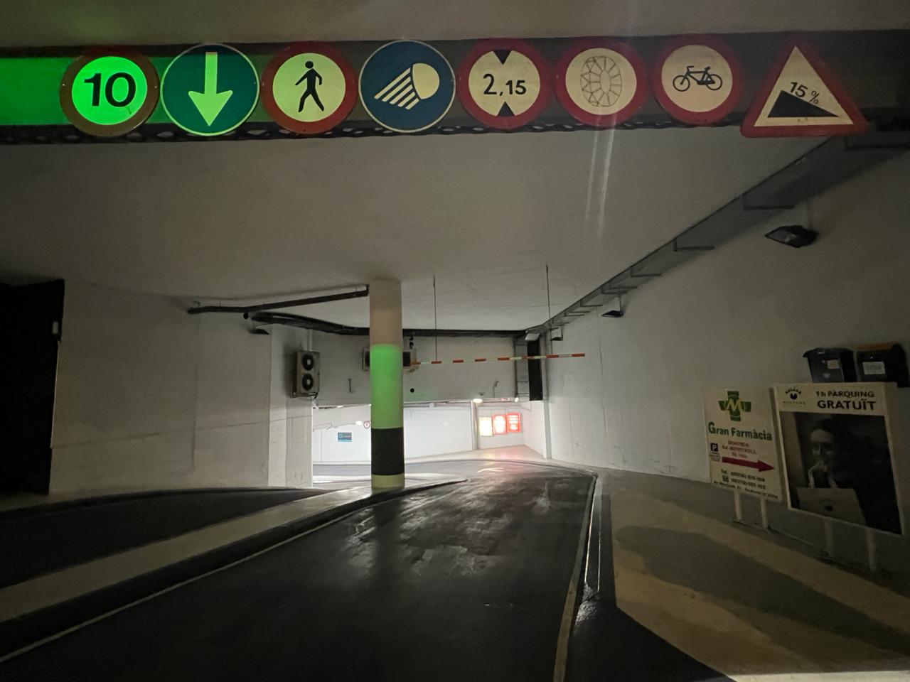 Accés a l'aparcament on haurien estat localitzats la majoria d'integrants del grup. Accés a l'aparcament on haurien estat localitzats la majoria d'integrants del grup.