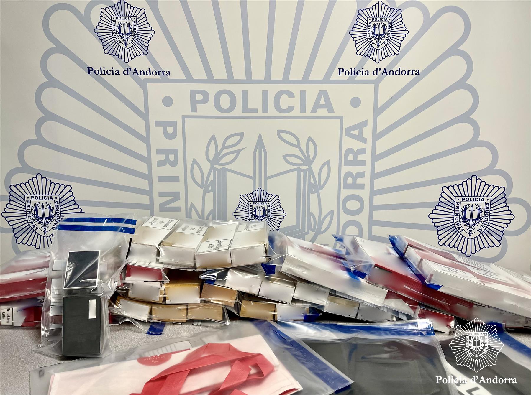 Tabac i perfums que es van trobar als detinguts. Tabac i perfums que es van trobar als detinguts.