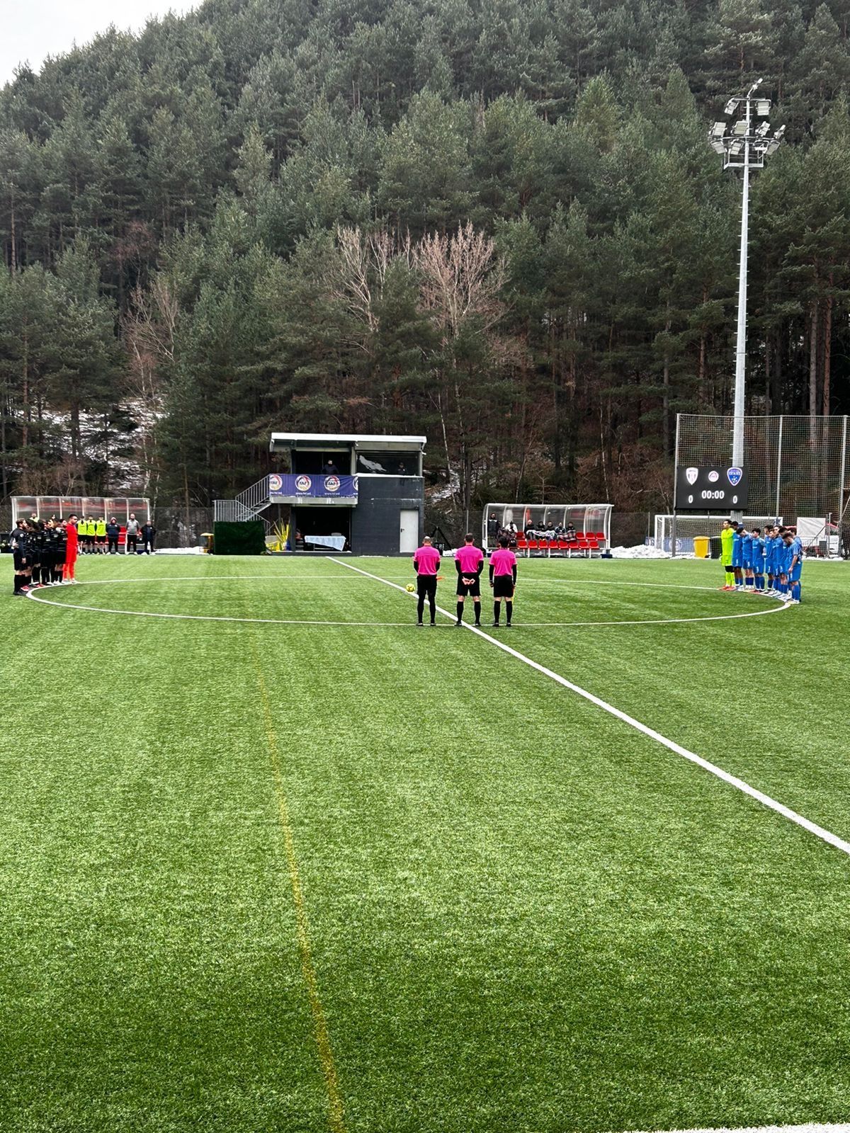 Minut de silenci inicial en el partit d'aquest diumenge que va acabar abans d'hora.