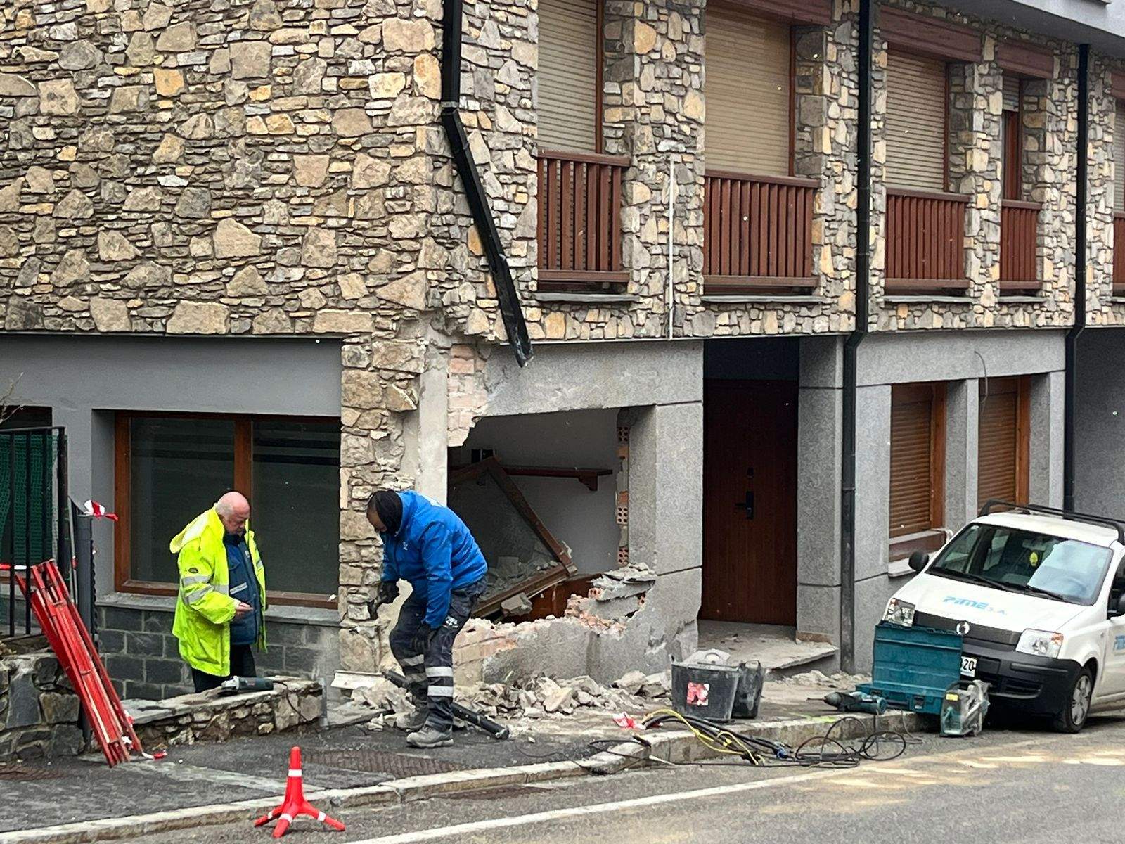 El camió ha topat contra un bloc de la carretera.