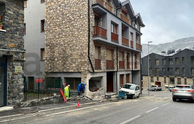 L'edifici contra el qual ha topat el camió.