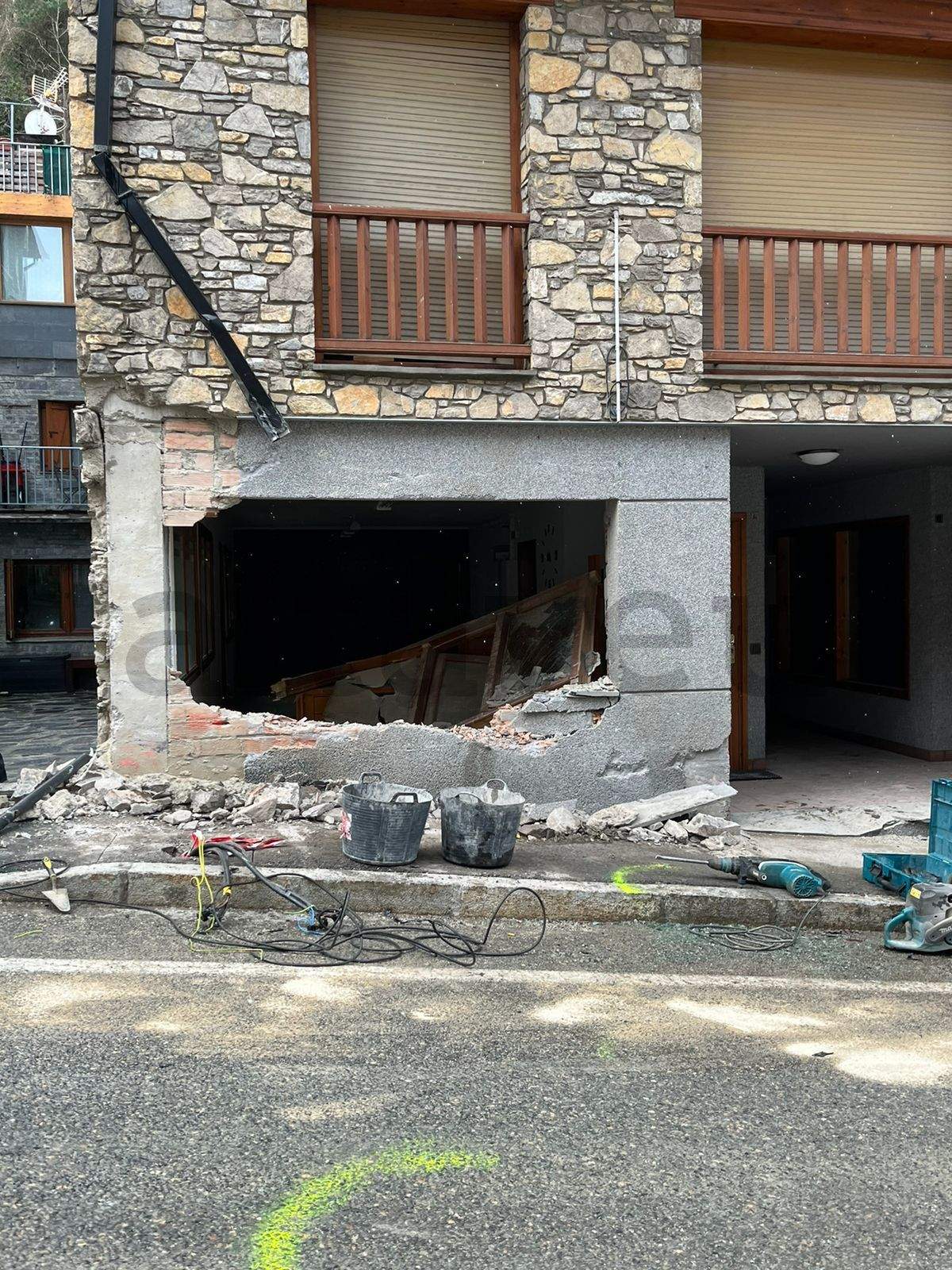 Els danys, considerables, als baixos de l'edifici.