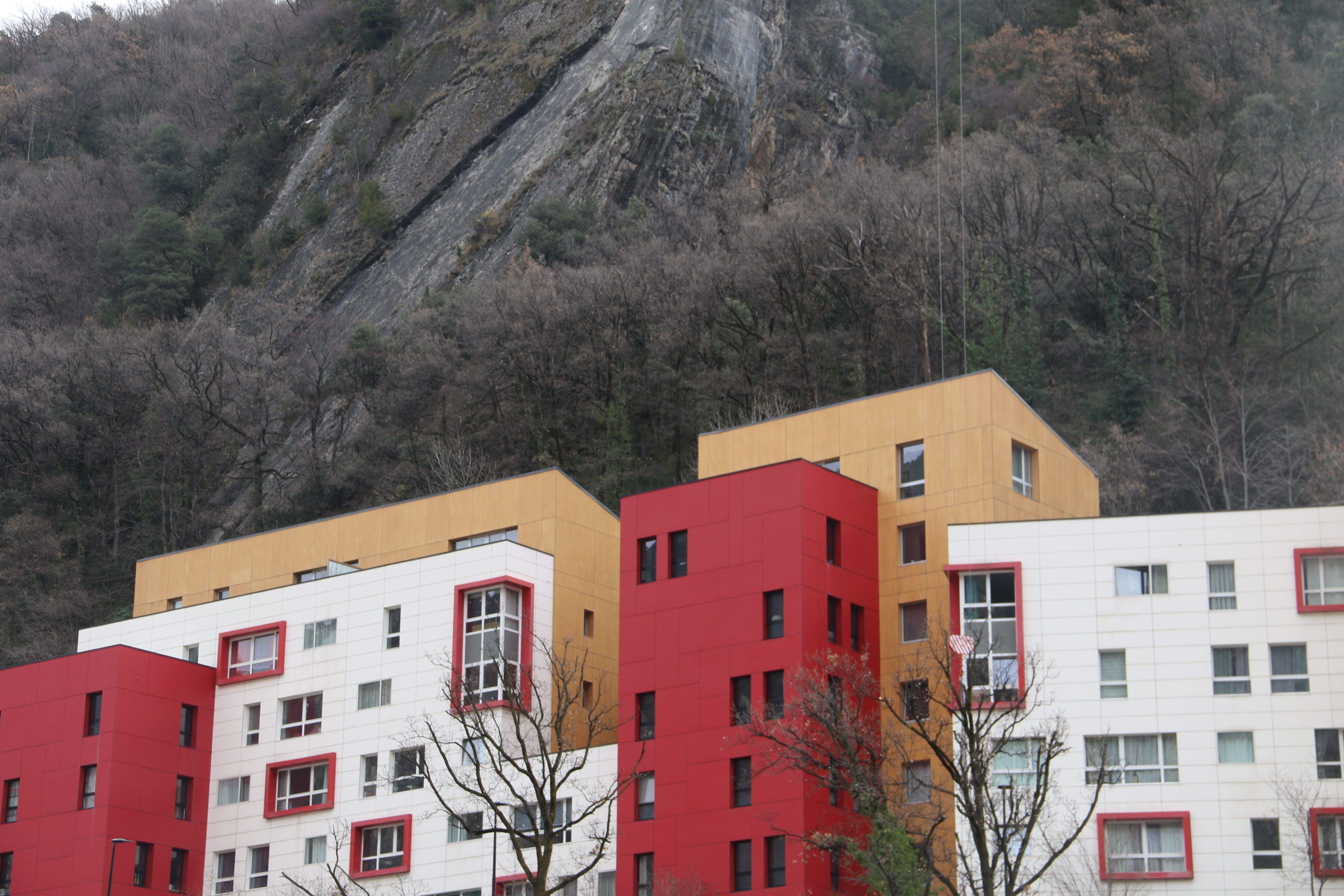 Vista dels pisos de Jovial. Vista dels pisos de Jovial.