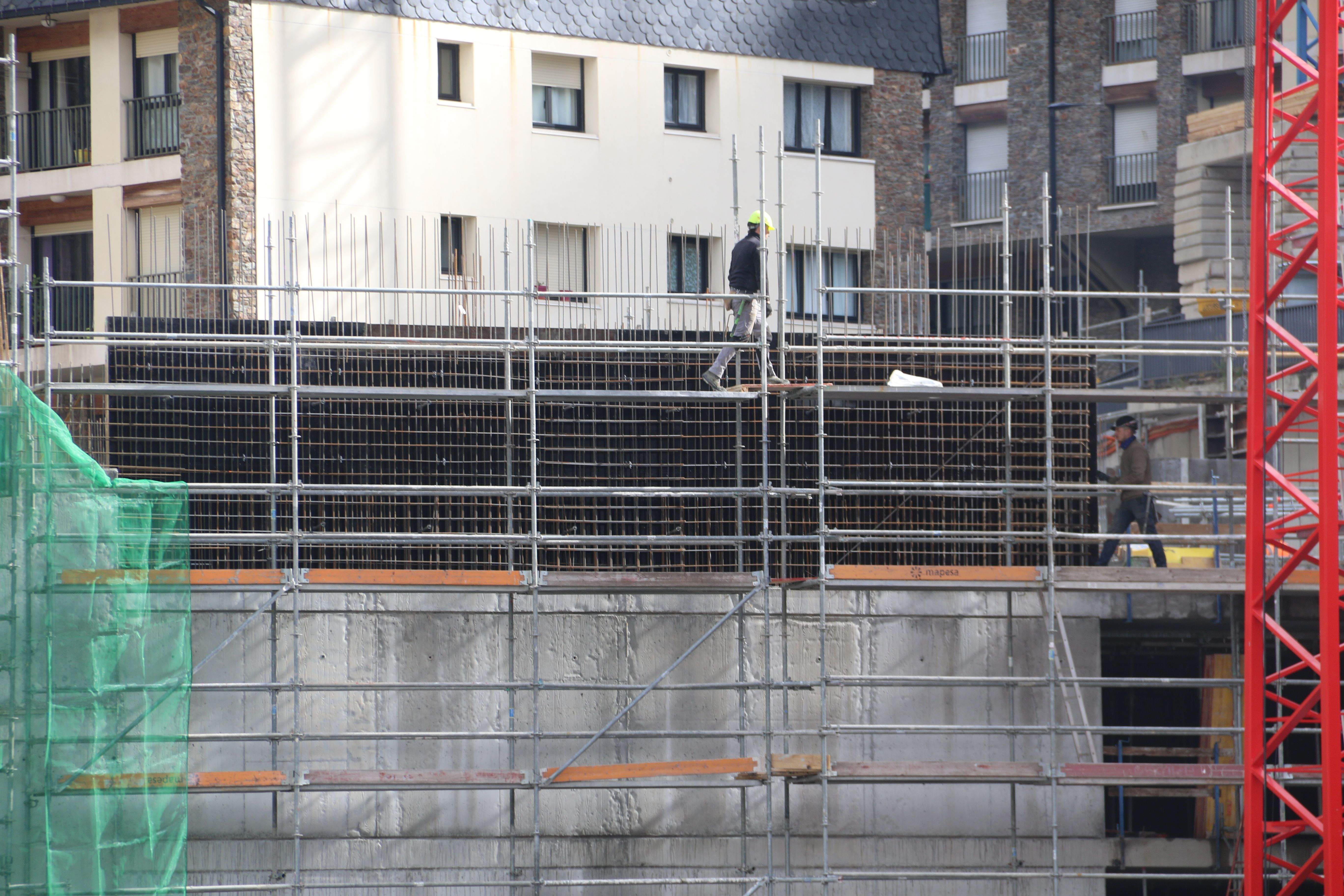 Obres de construcció del primer bloc de pisos de la Borda Nova.