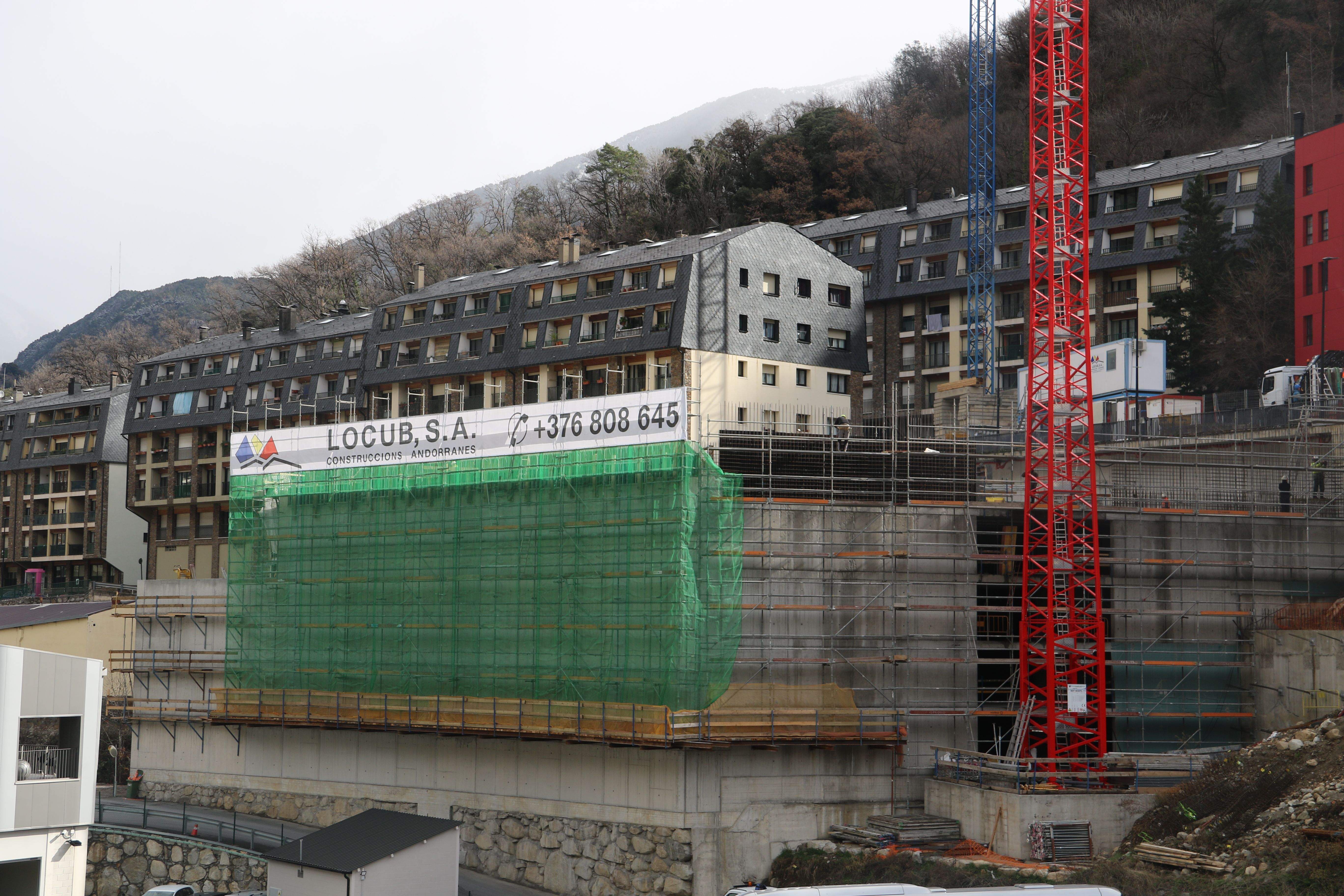 Obres de construcció de l'edifici de pisos de llouger a la Borda Nova.