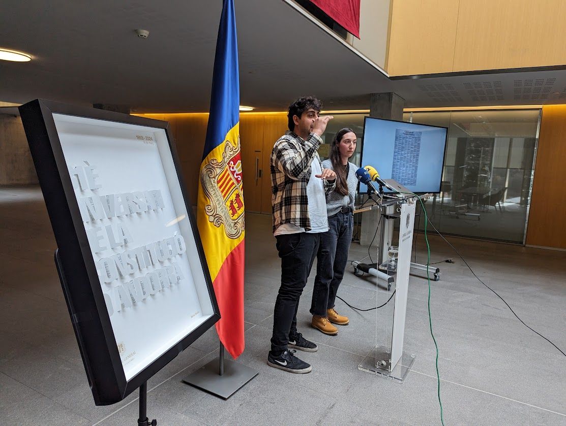 Els dissenyadors presentant el cartell del 31è aniversari de la Constitució.