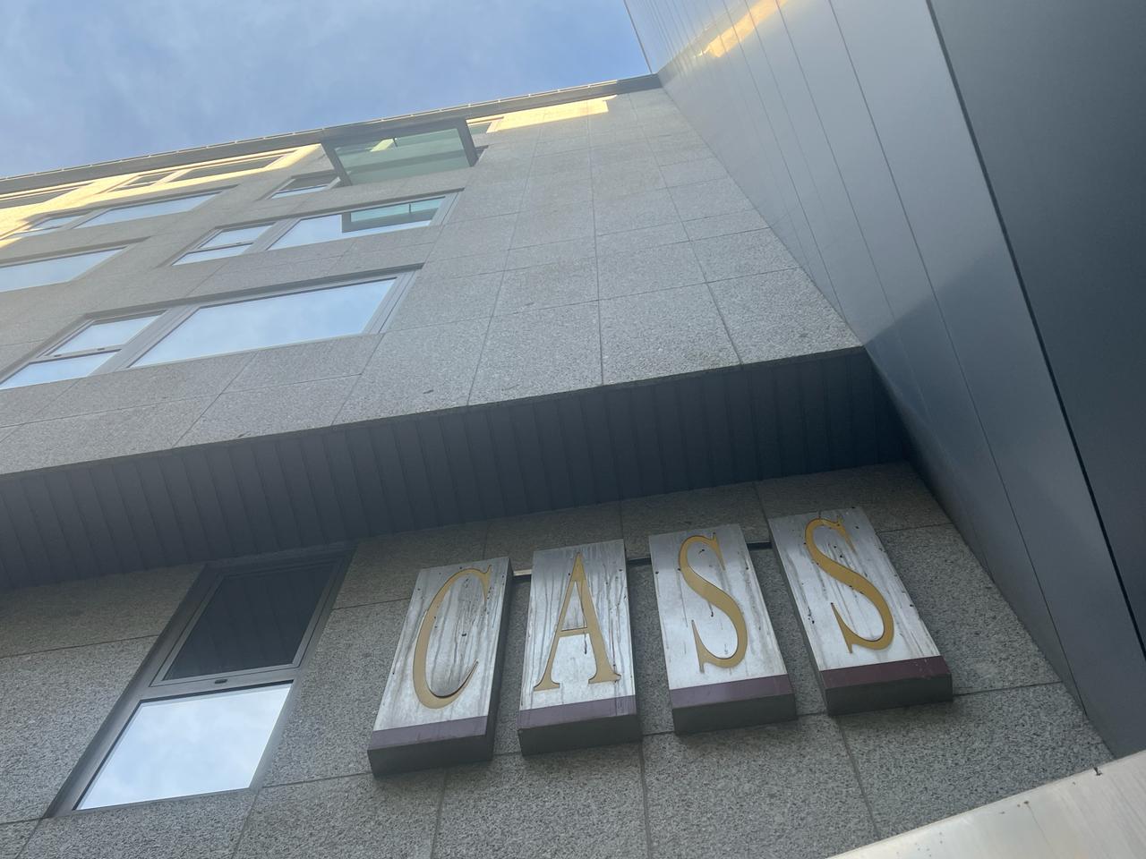 Una imatge d'un dels rètols de la CASS a la façana de la seu.