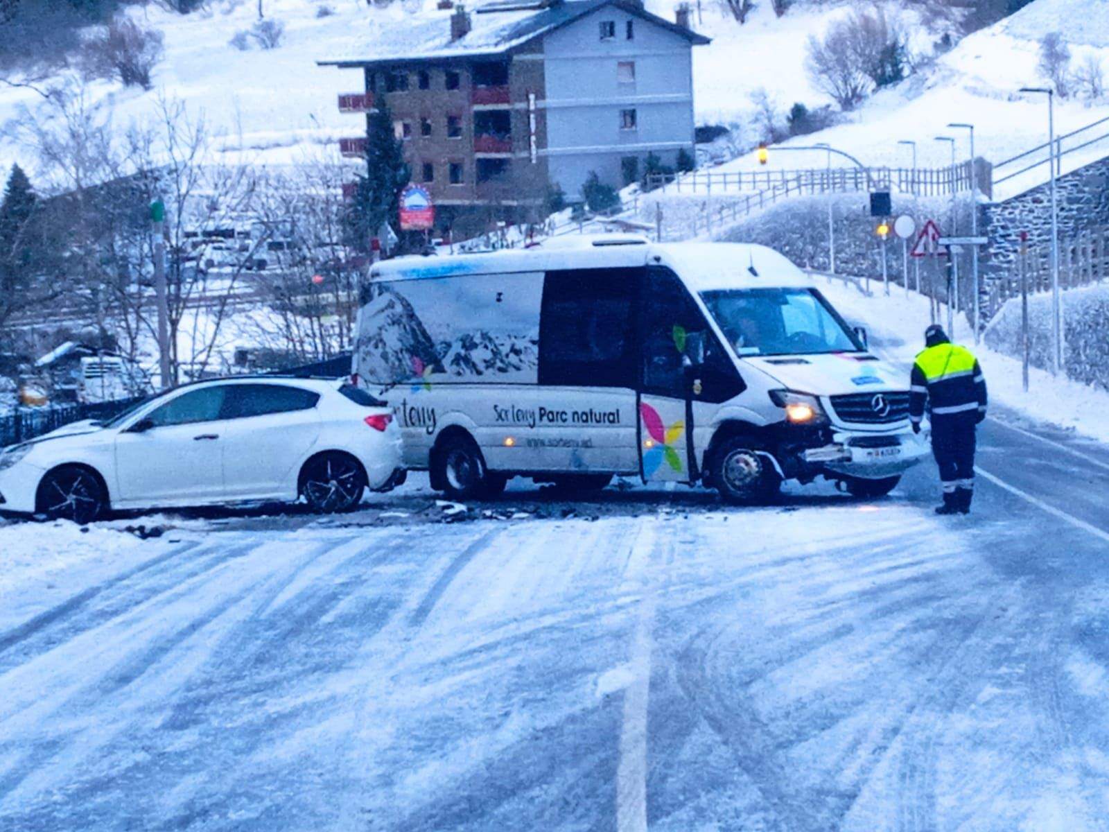 Una topada a la Cortinada poc després de les 7 d'aquest matí.