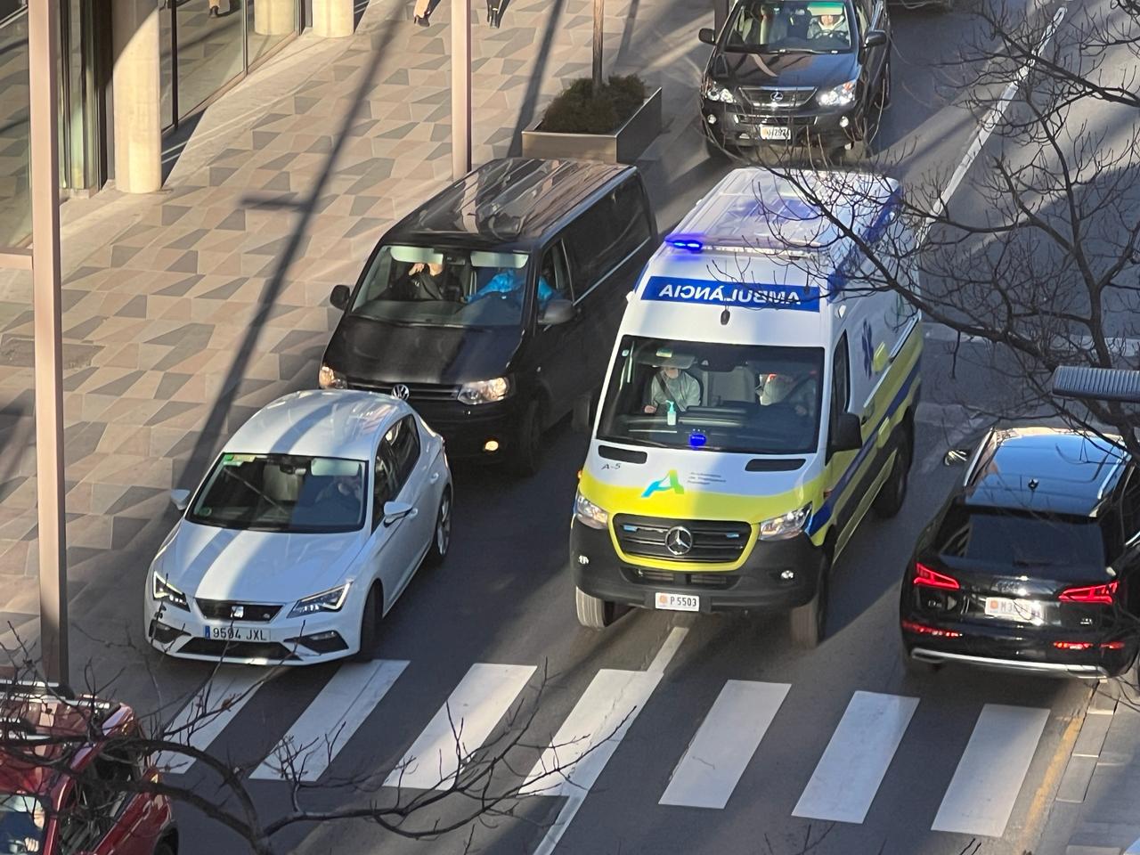 Una de les ambulàncies d'Andorrana de Transport Sanitari en ple servei.