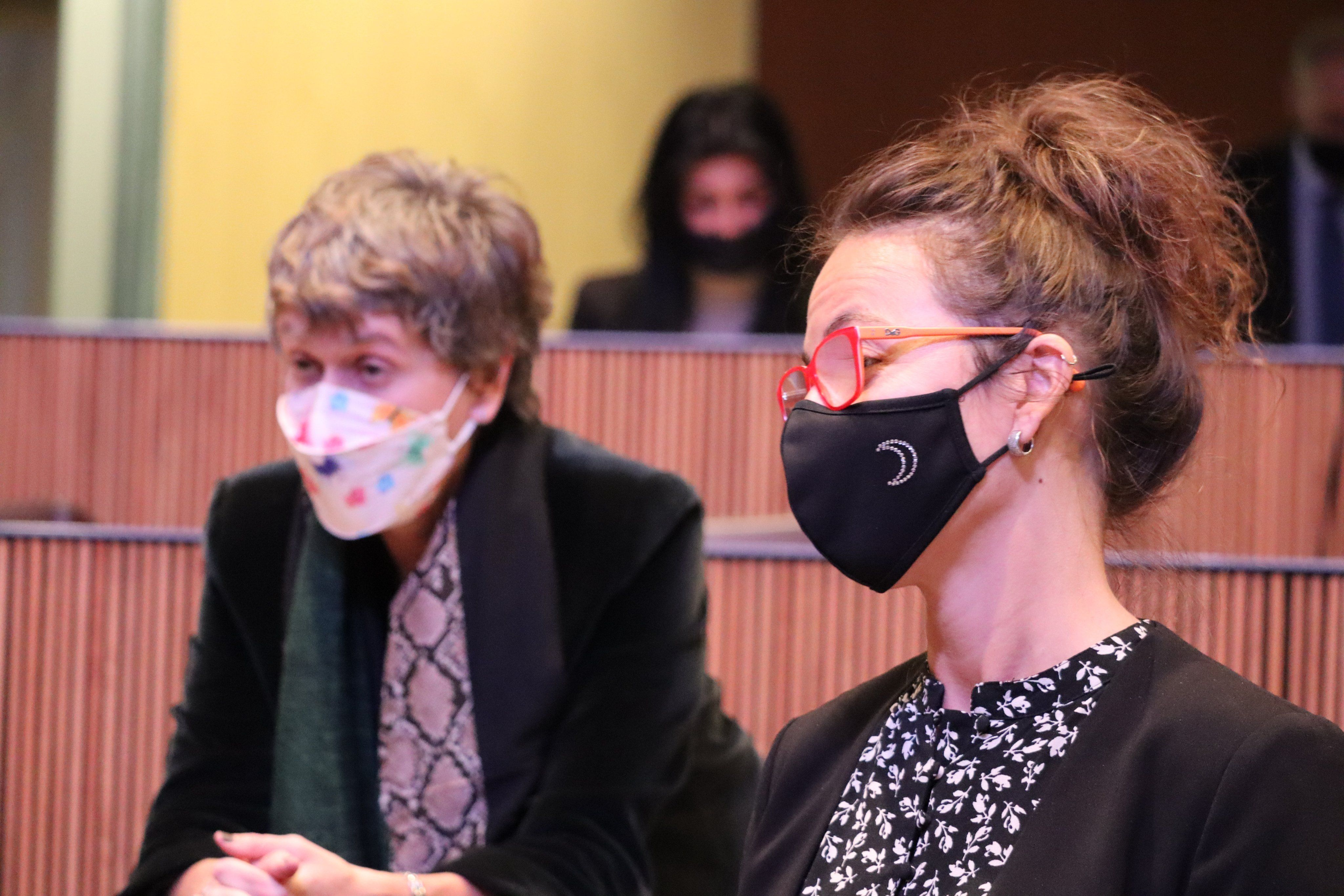 Judith Salazar i al fons Carine Montaner, dues de les protagonistes al debat d'aquest divendres.