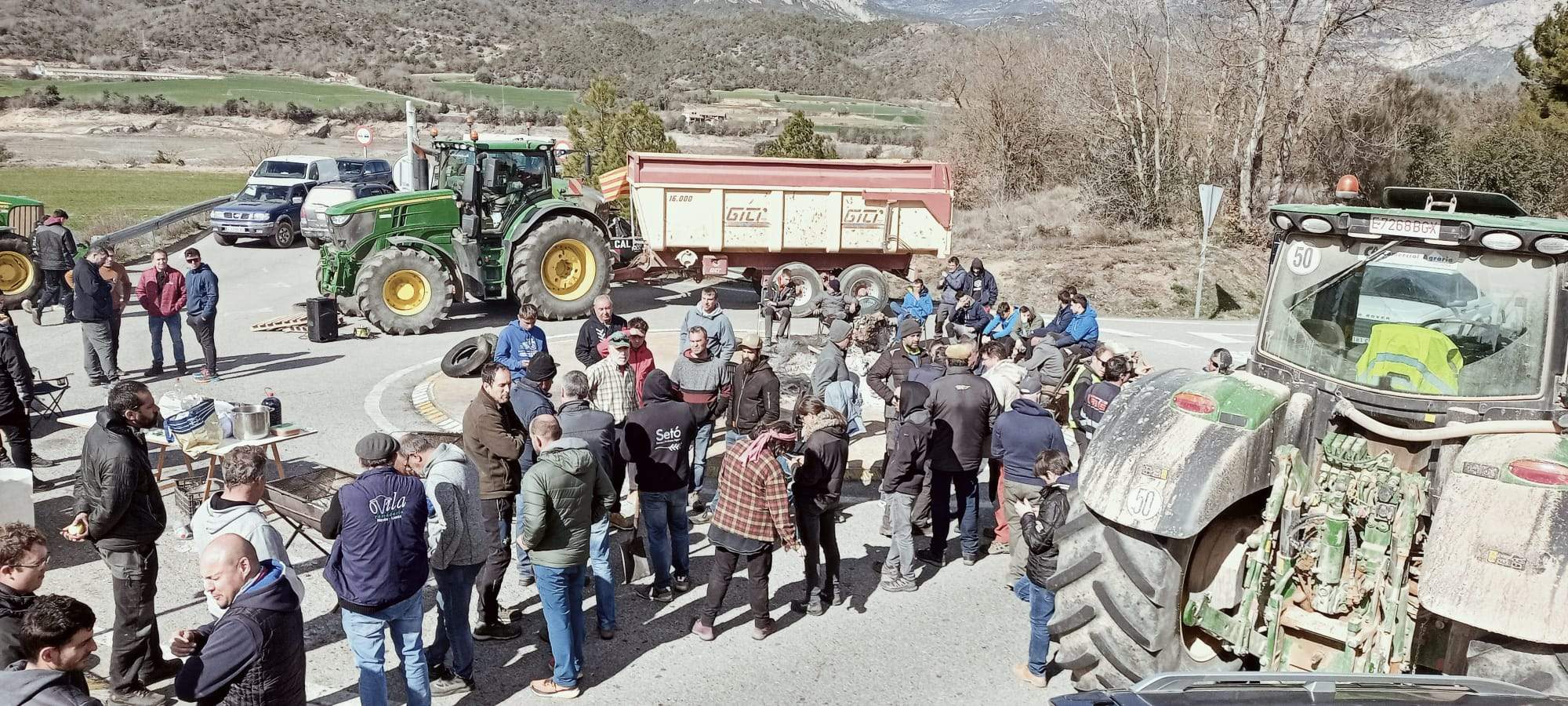 Els pagesos durant el tall d'aquesta setmana a Bassella.