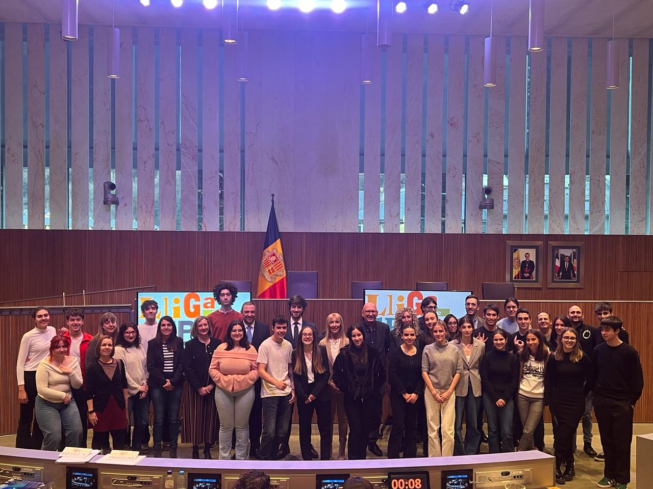 Una foto de família de la immensa majoria de participants en la Lliga de Debat. Una foto de família de la immensa majoria de participants en la Lliga de Debat.