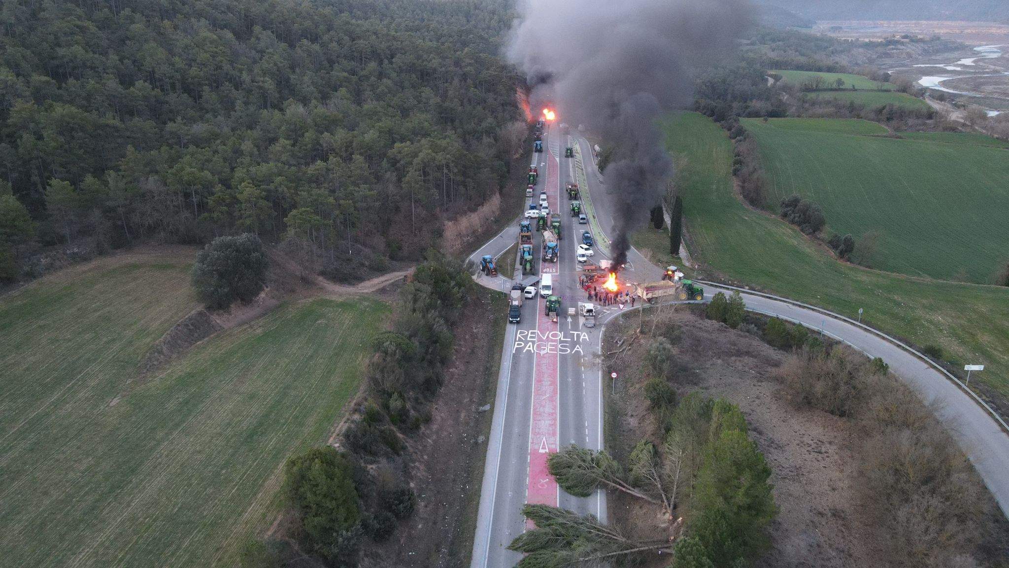 Els pagesos han aixecat el tall a Bassella. Els pagesos han aixecat el tall a Bassella.