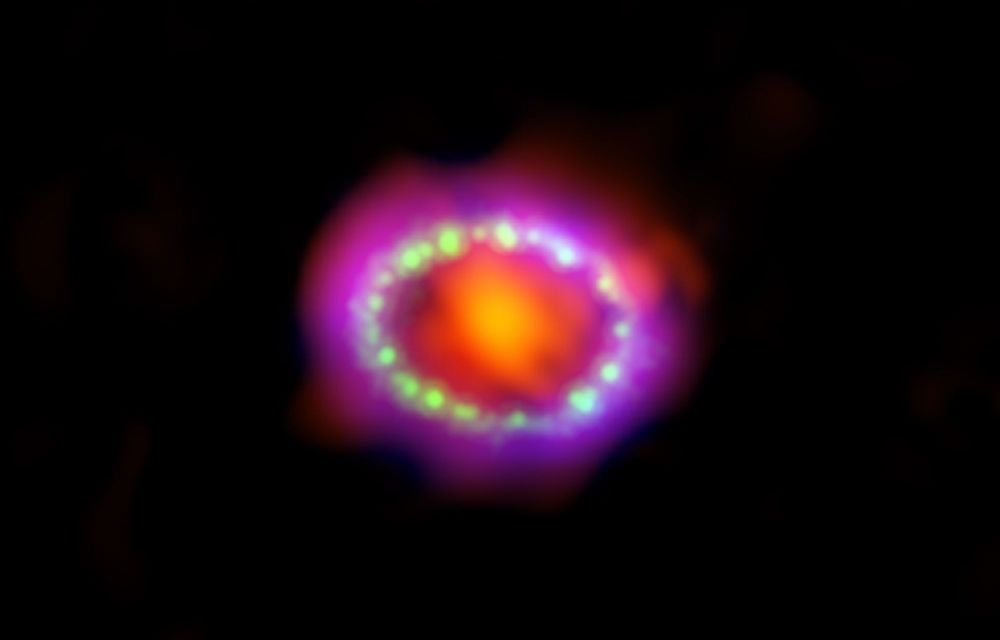 Imatge combinada en raig-X, llum visible i millimetric de SN1987A creada pel 30è aniversari de la supernova al 2017 - Crèdit: Raigs-X NASA/CXC/SAO/PSU/K.Frank et al.; Visible: NASA/STScI; Millimetric: ESO/NAOJ/NRAO/ALMA