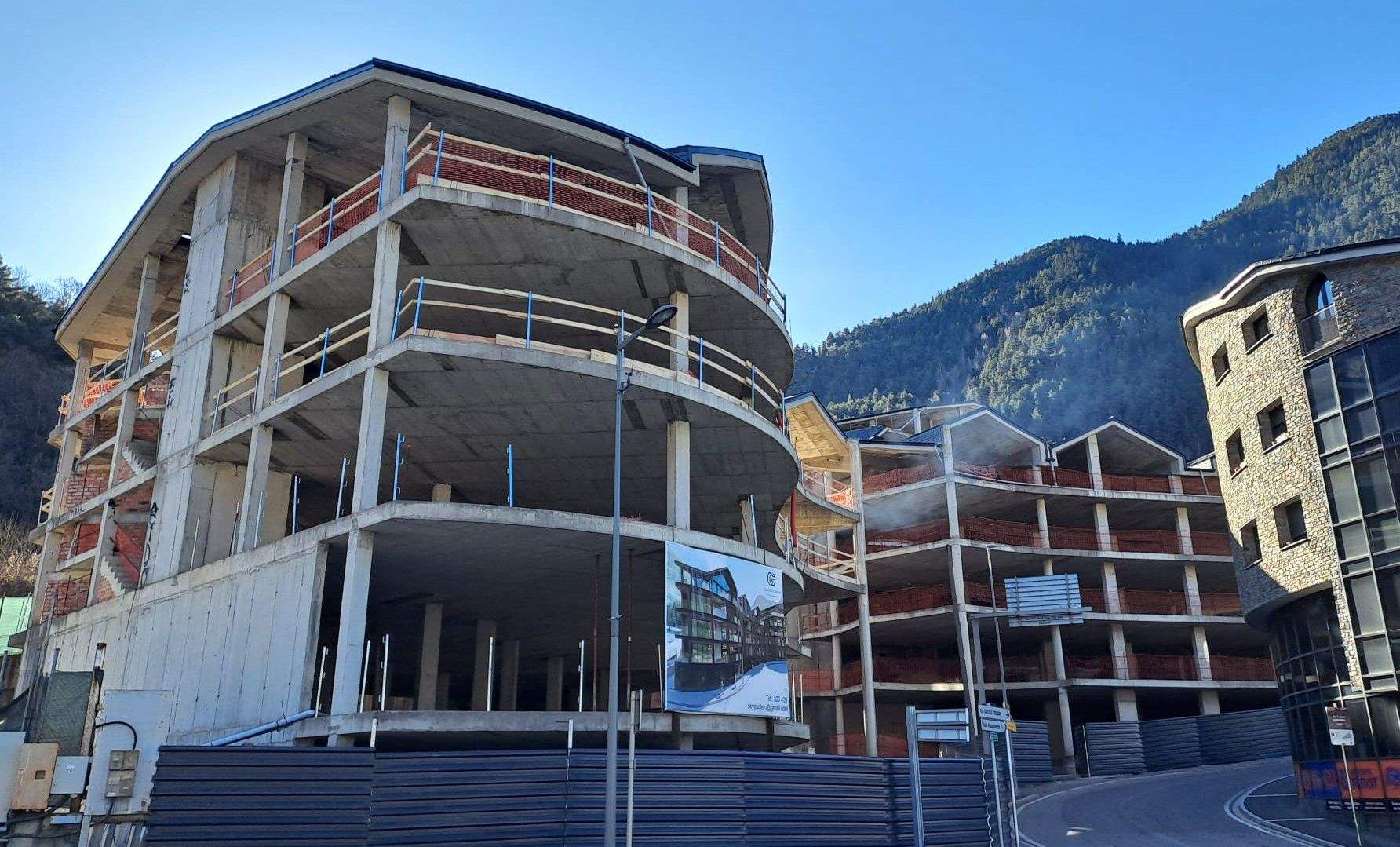 L'esquelet de l'edifici inacabat.