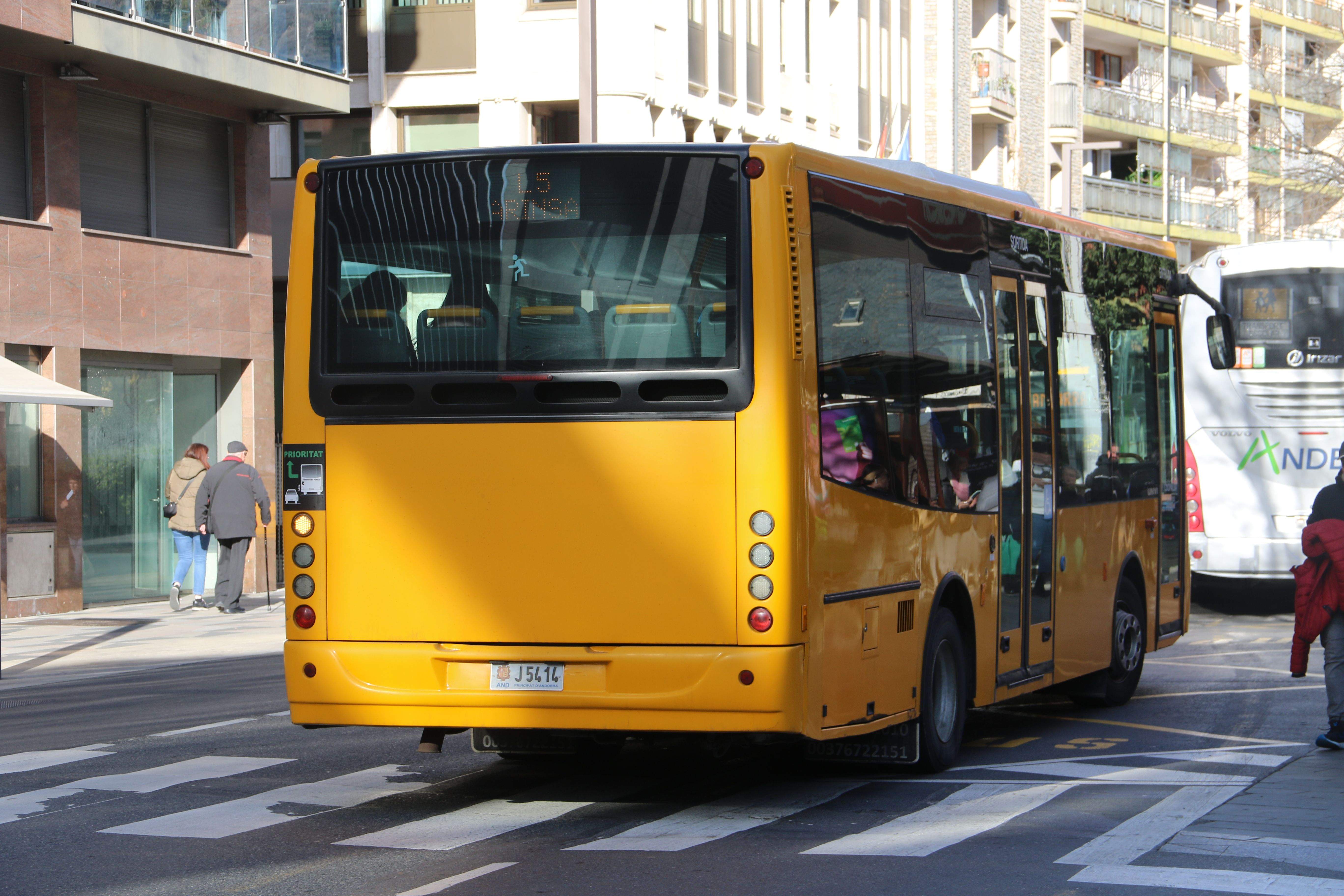 El bus que feia el trajecte de l'L5 a primera hora d'aquesta tarda al seu pas per Prat de la Creu.