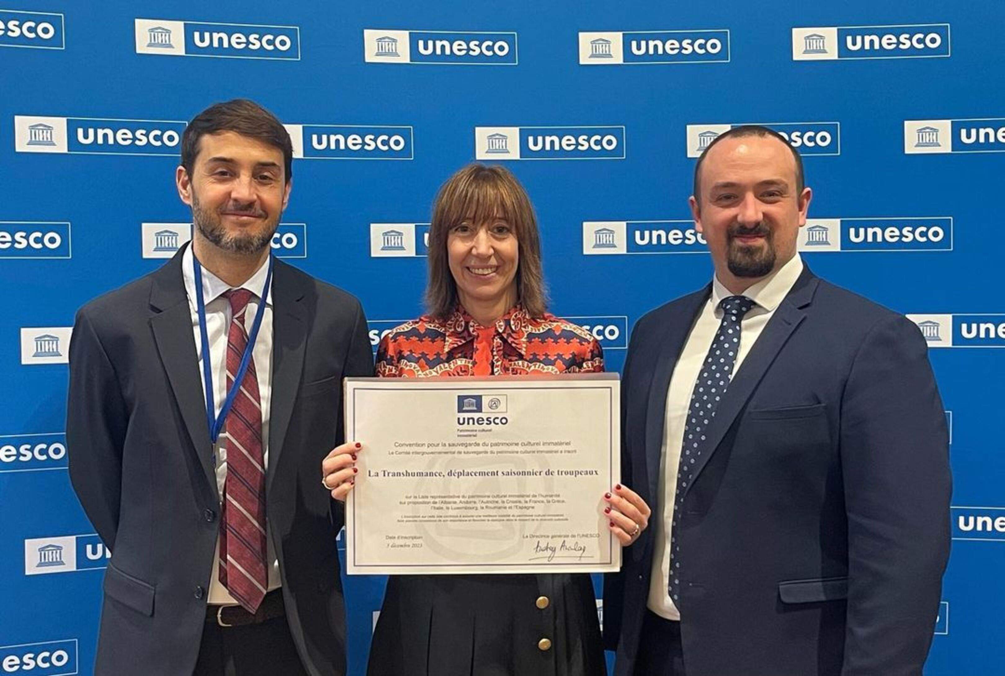 Eva Descarrega amb el certificat de la Unesco.