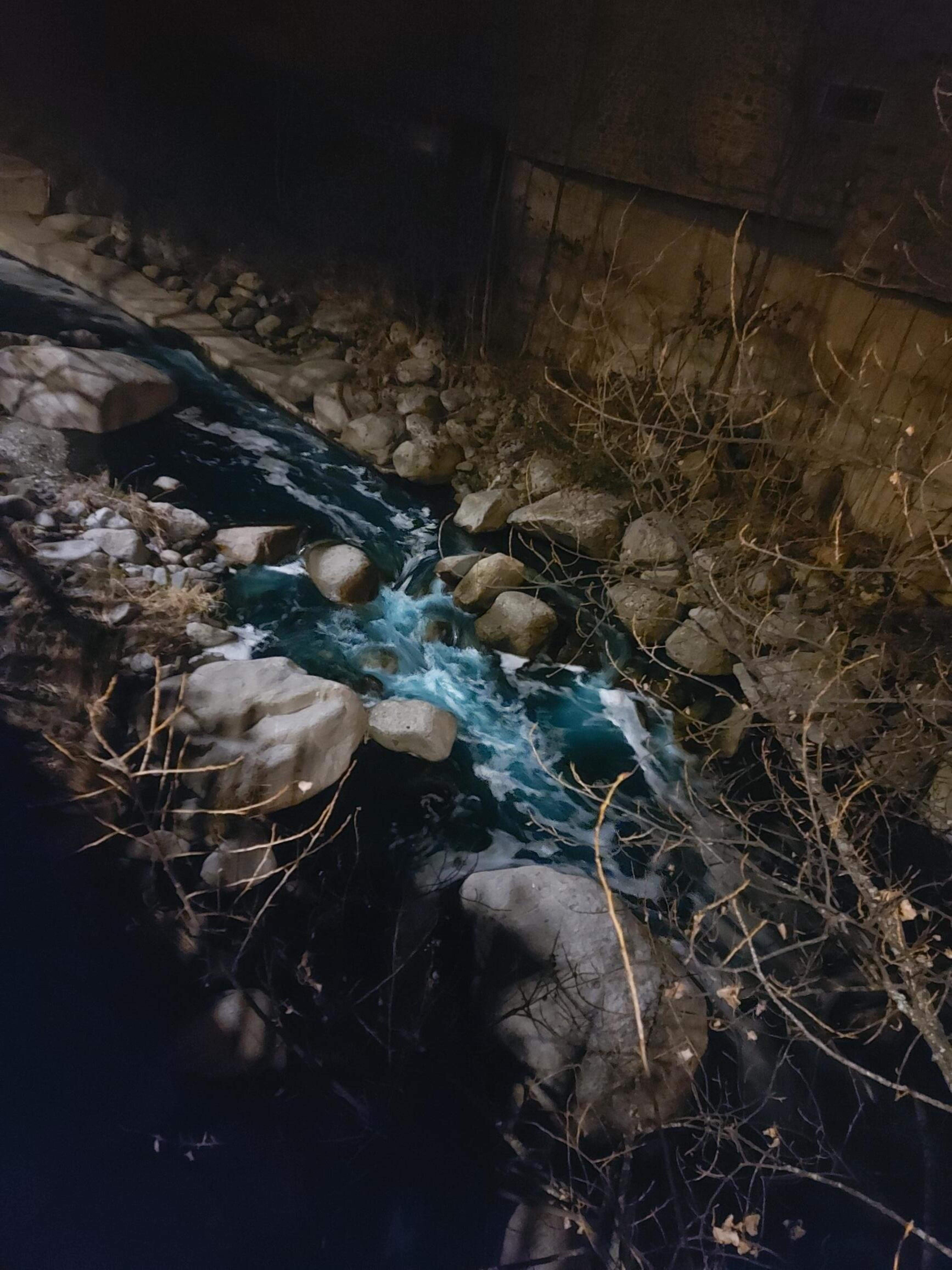 Aspecte que presentava el riu aquest divendres al vespre al seu pas per Encamp.