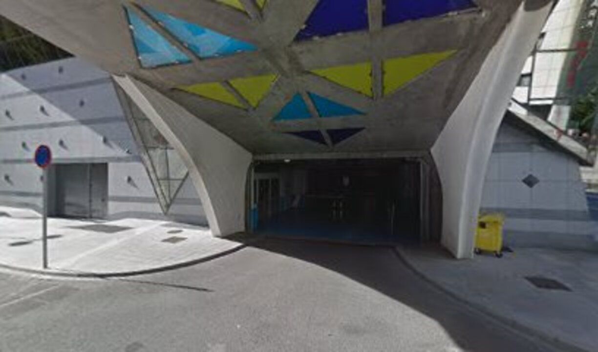 Una imatge de l'accés a l'aparcament que hi ha sota de Caldea.