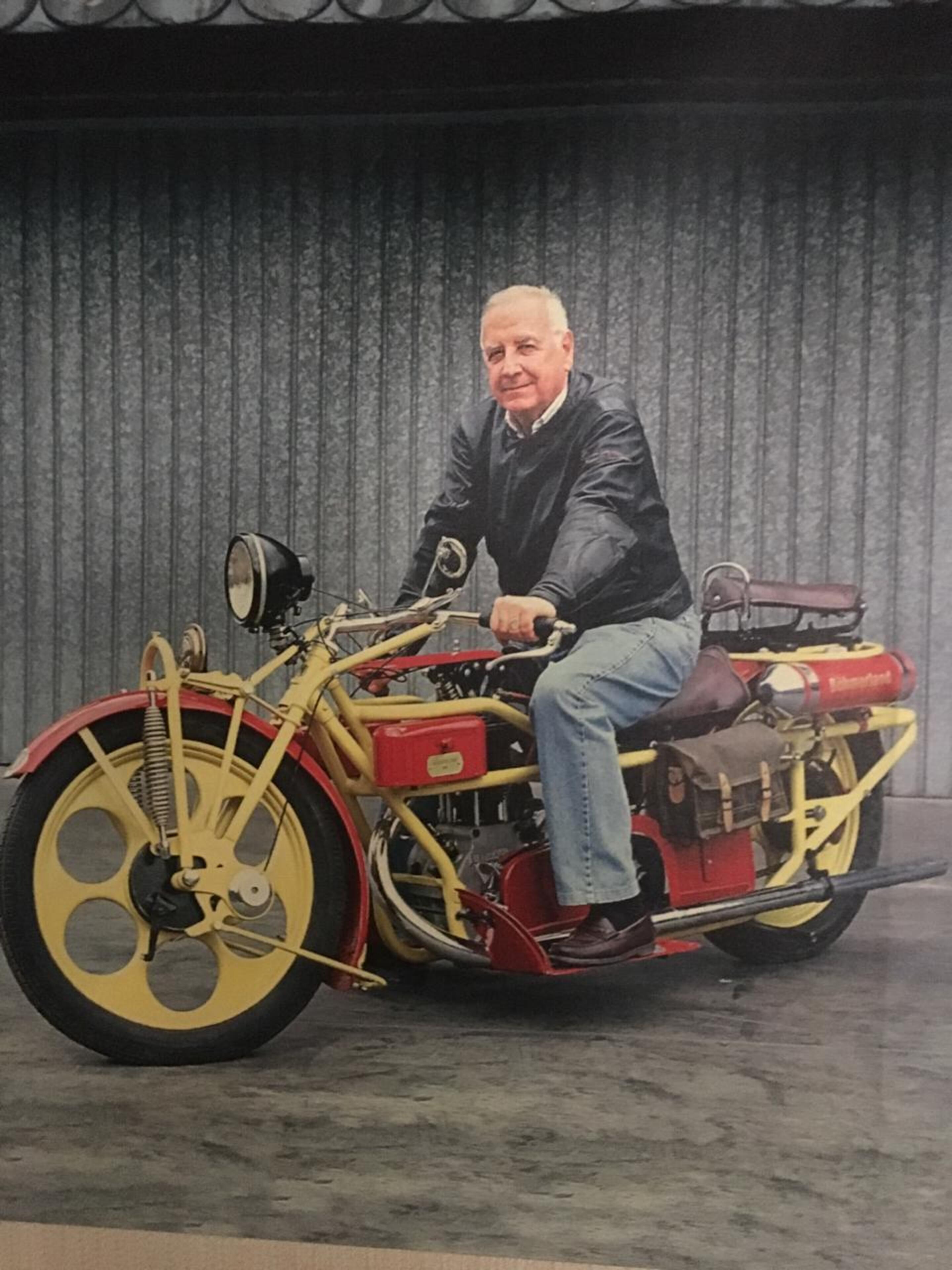 Bonaventura Riberaygua Esteve en una foto de l'arxiu familiar enfilat en una moto.