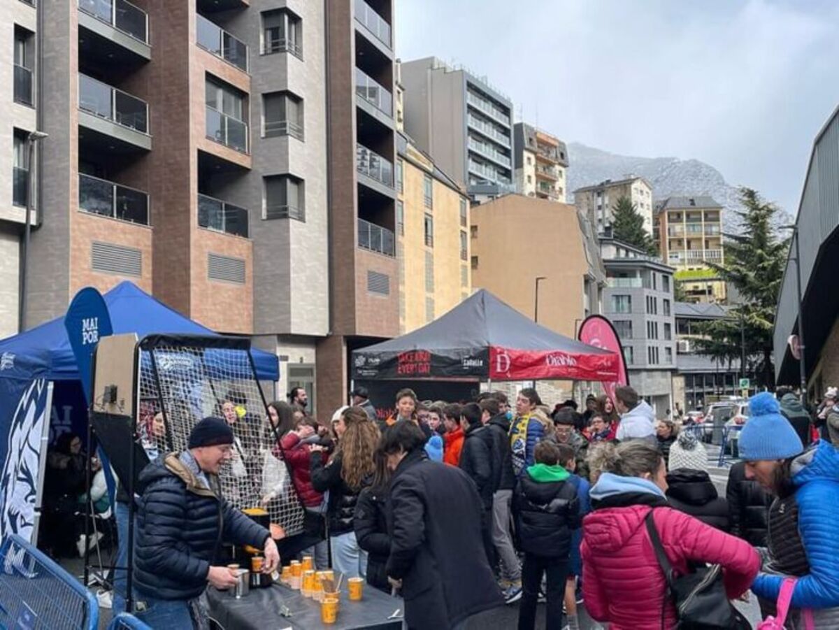 AFICIONATS DEL BC MORABANC ANDORRA, APLEGATS A LA FAN ZONE.