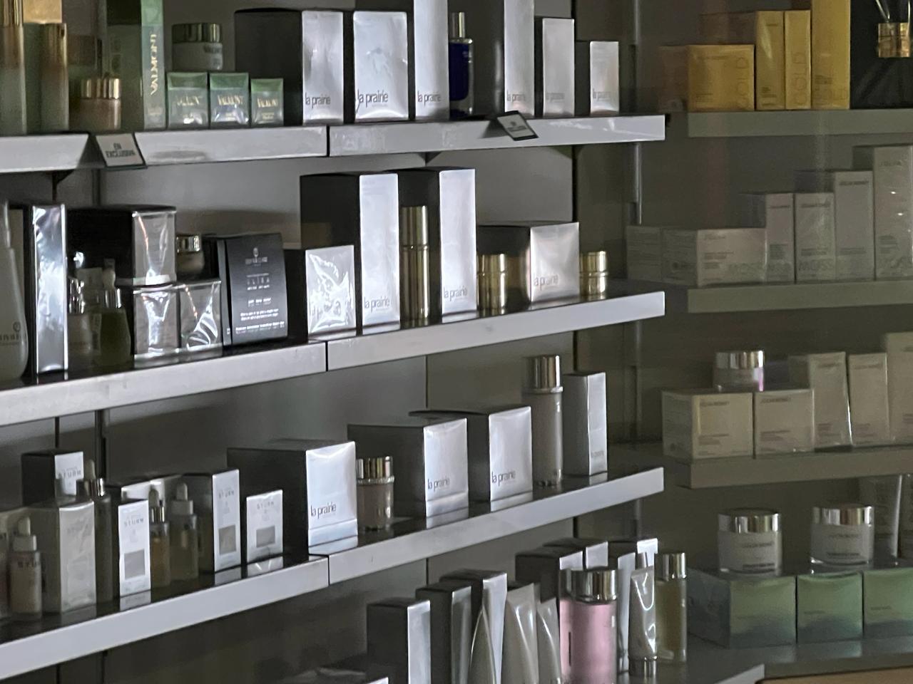 Perfums en una prestatgeria d'un establiment de l'avinguda Meritxell.