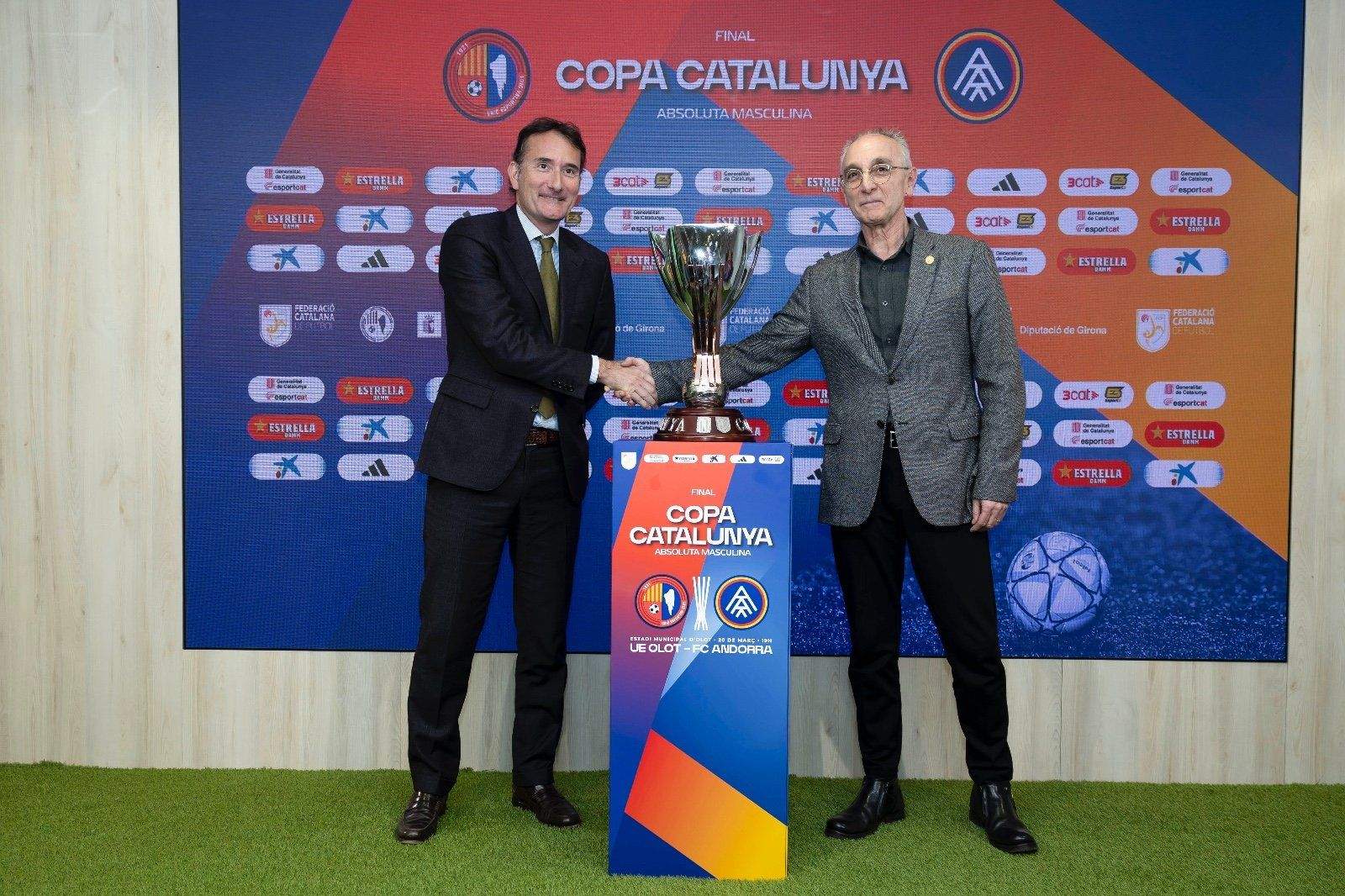 Vilaseca i Alfara es donen la mà davant la Copa.