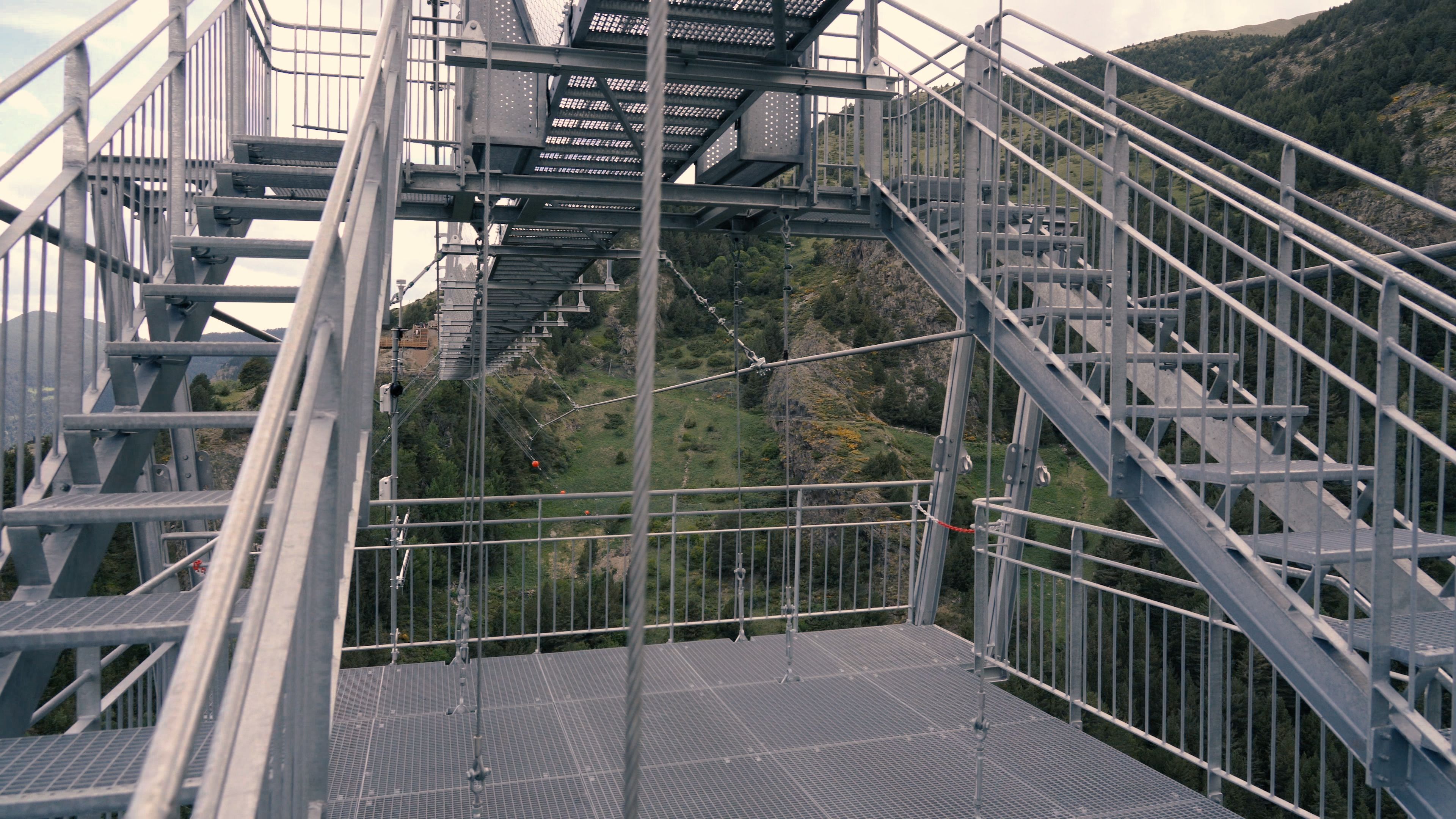 La plataforma del pont des de la qual es faria l'activitat.