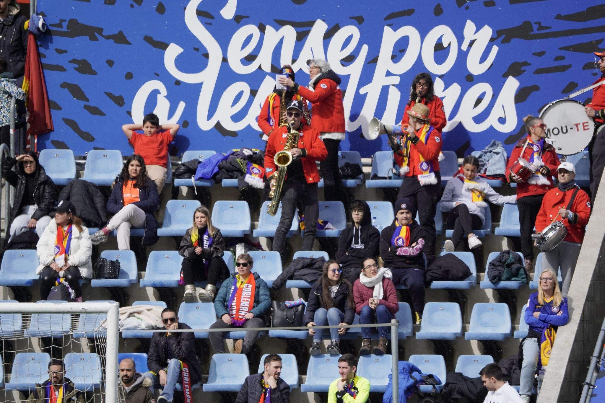 Aficionats tricolor el passat diumenge a les grades del Nacional.