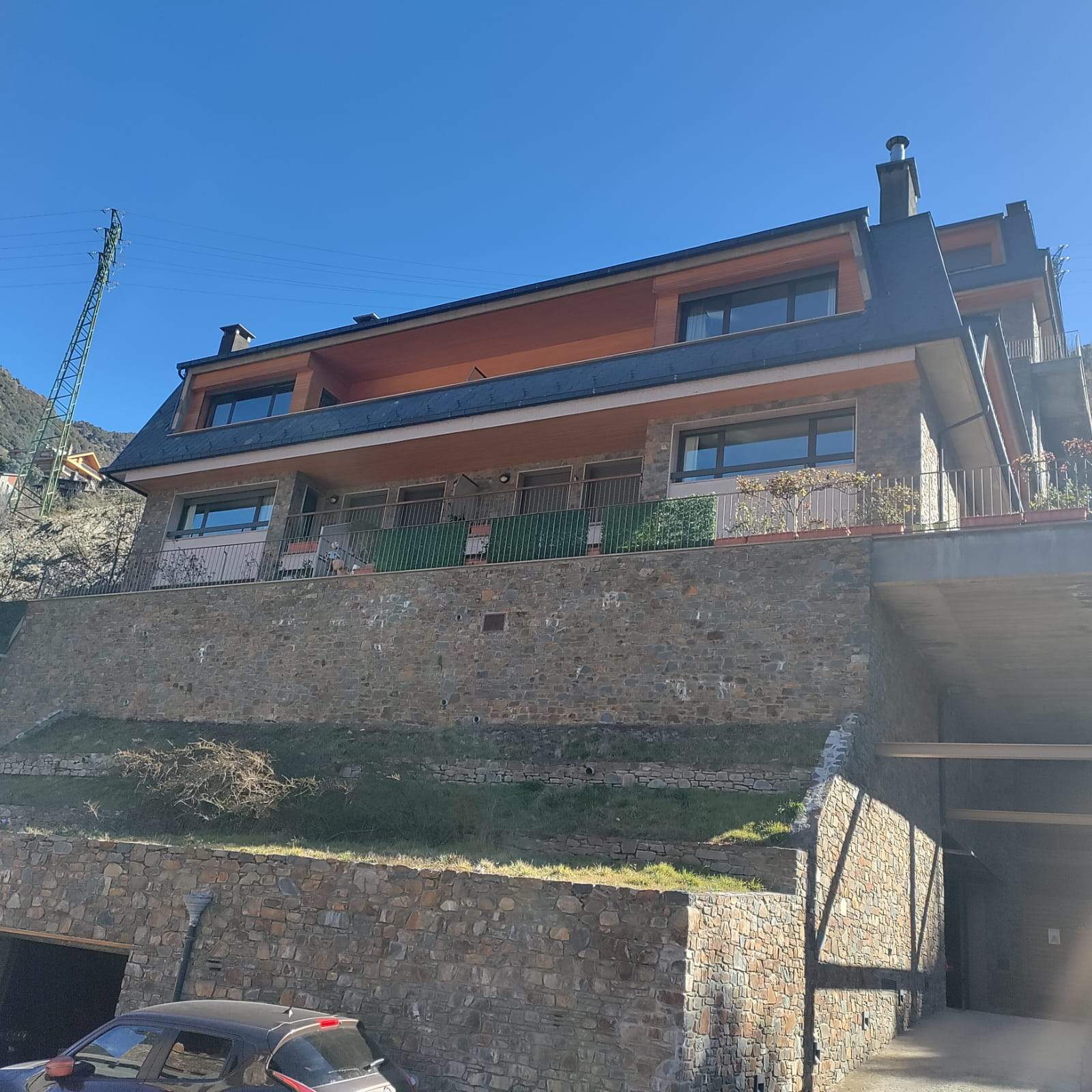 L'incendi hauria afectat l'Edifici Camp Beneit.