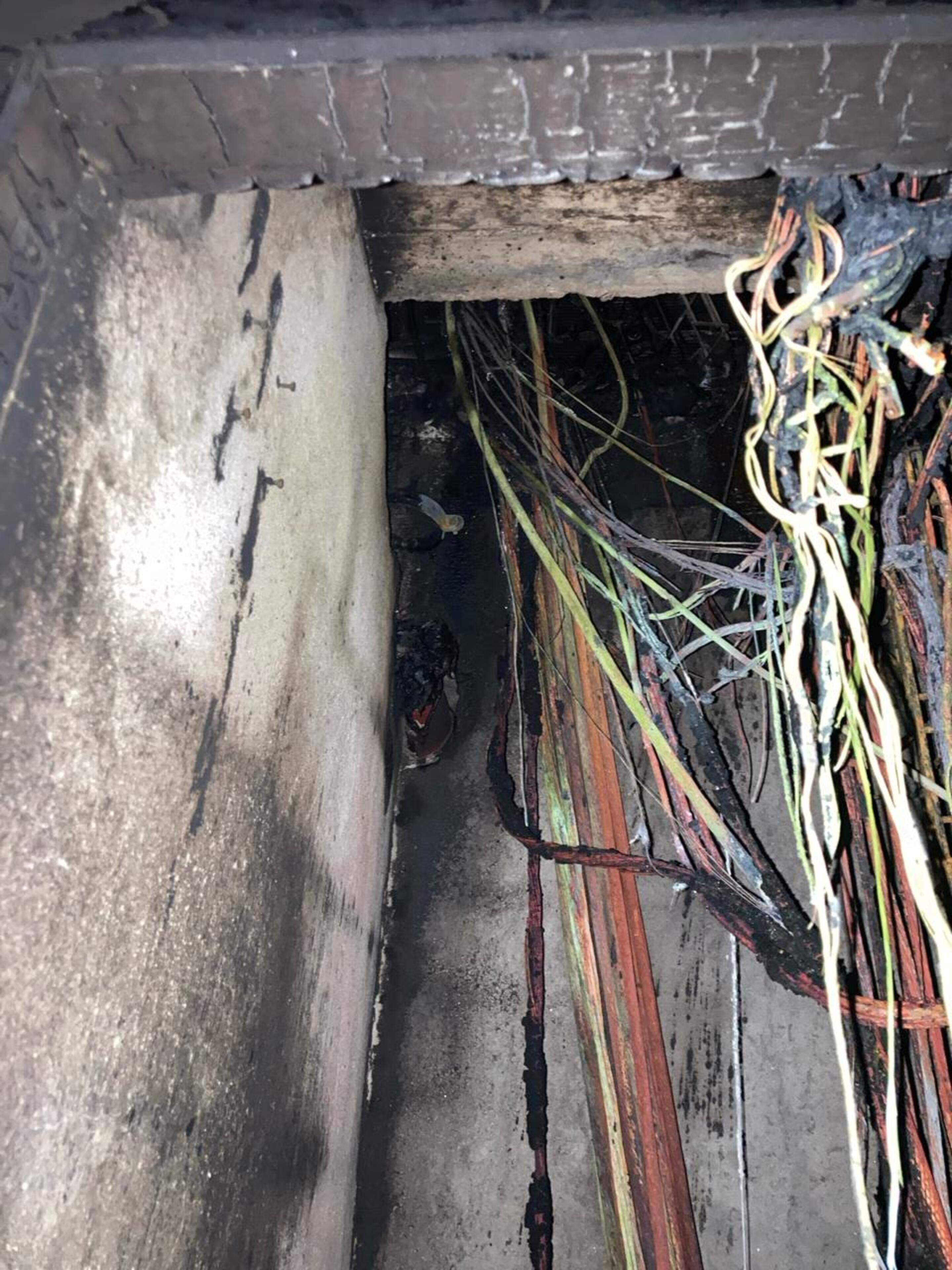 El cablejat afectat per l'incendi d'aquesta mitjanit.