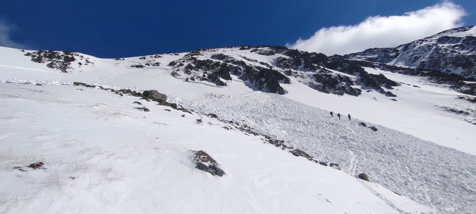 Imatge de l'allau que va caure dimarts amb encara tres de les persones que hi havia la zona al bell mig de la llengua de neu.