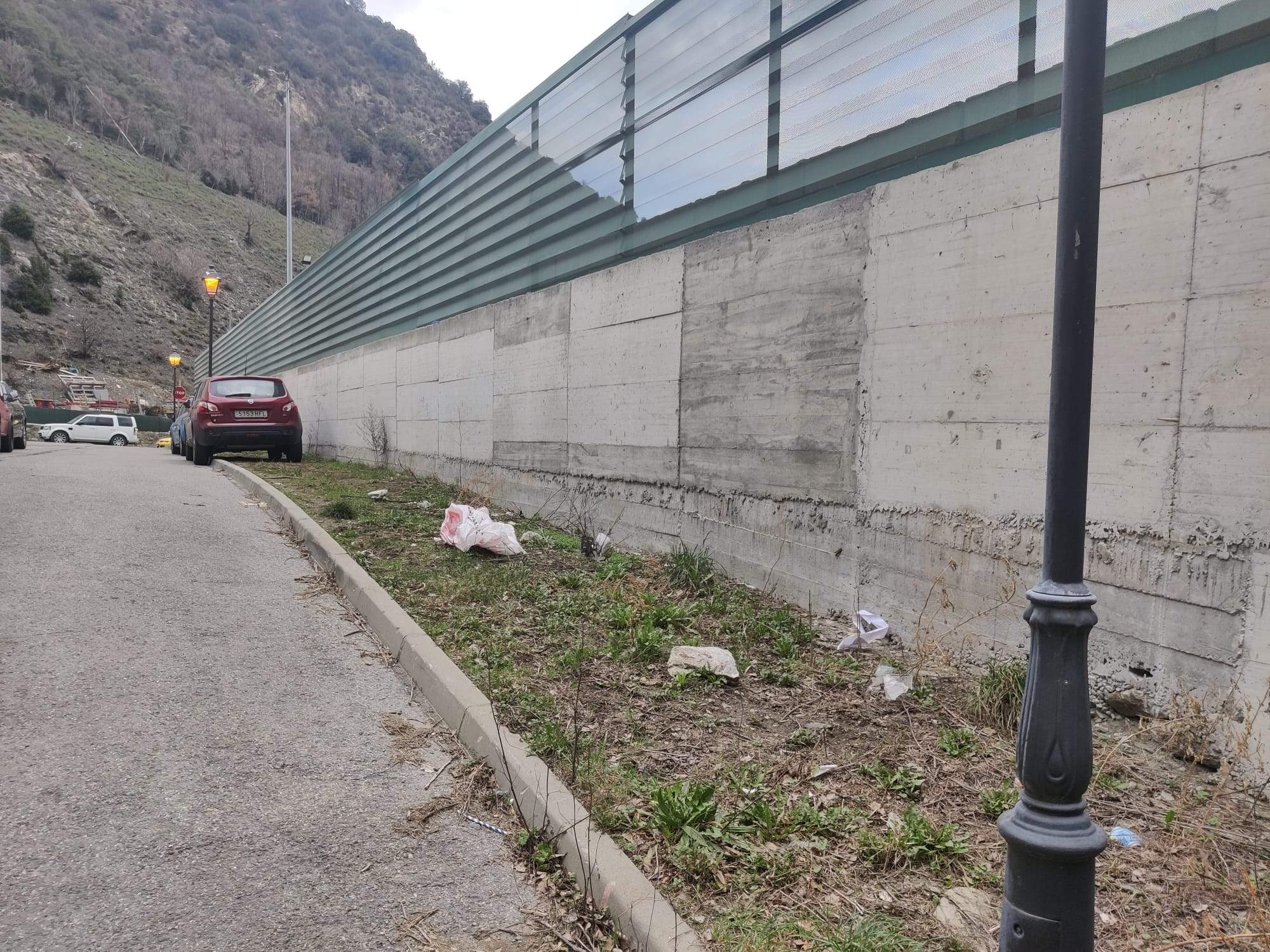 Residus al voltant del recinte industrial.