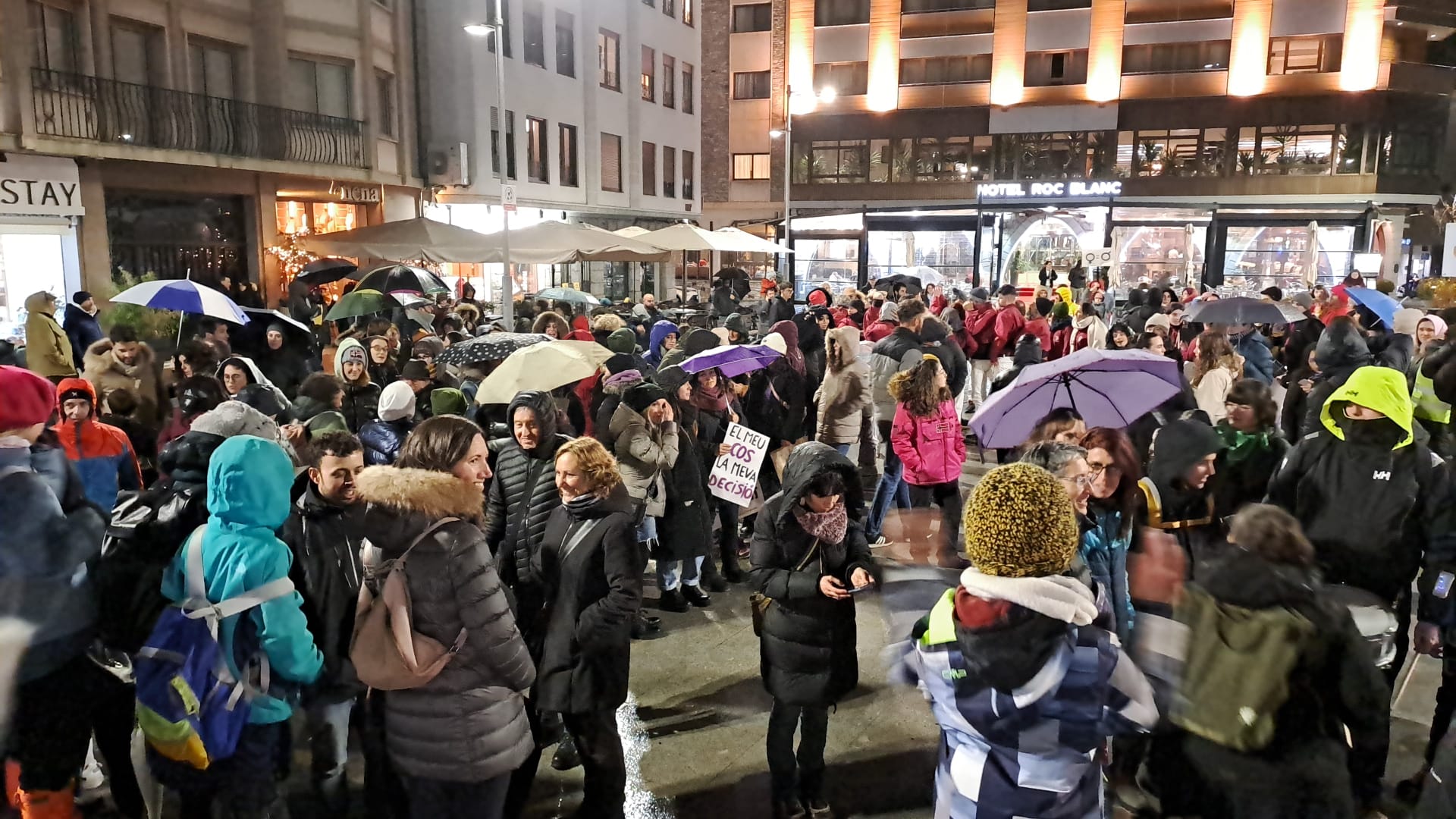 Participants a la manifestació concentrades en el punt de partida.